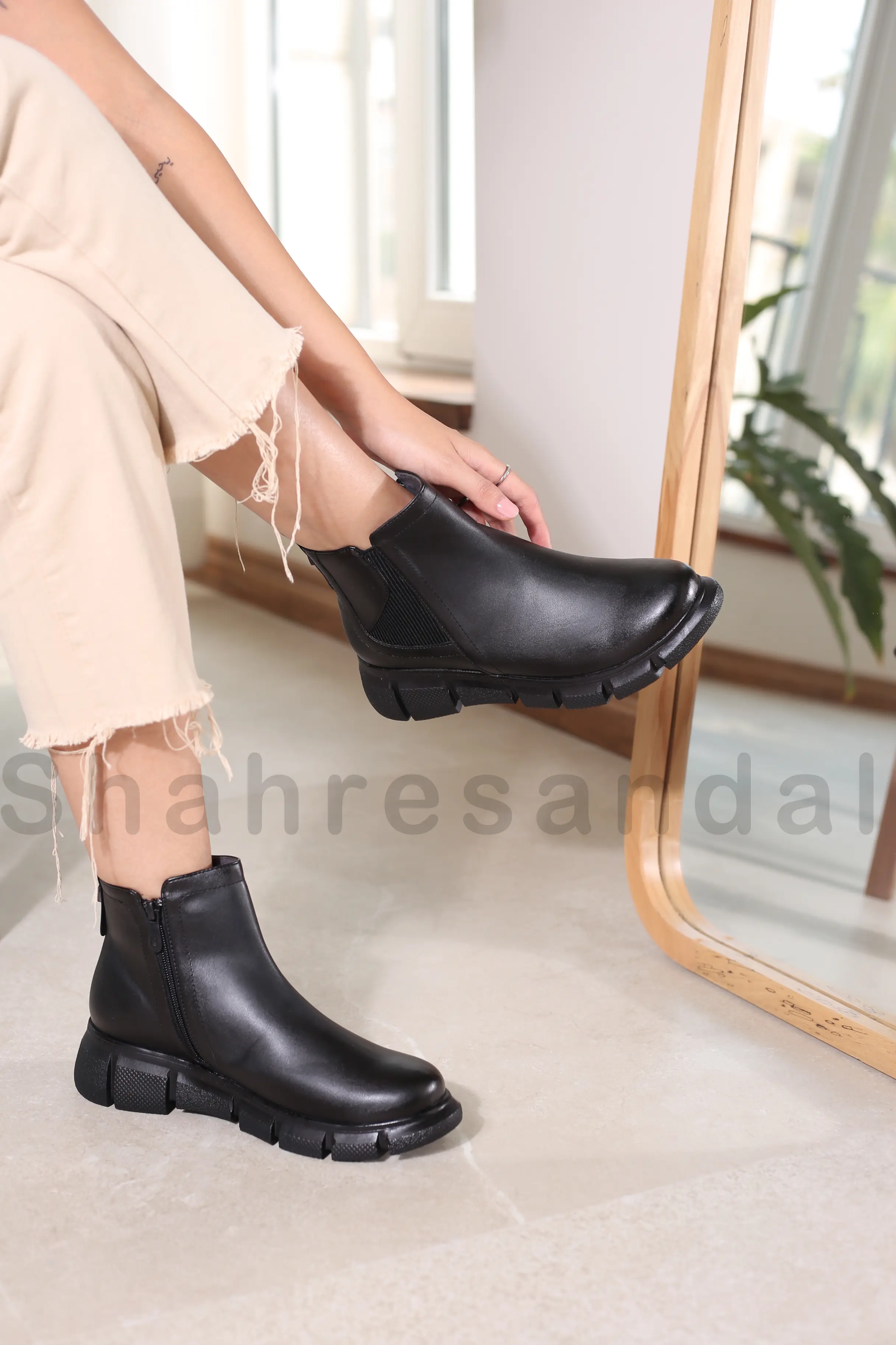 نیم بوت زنانه اکرا