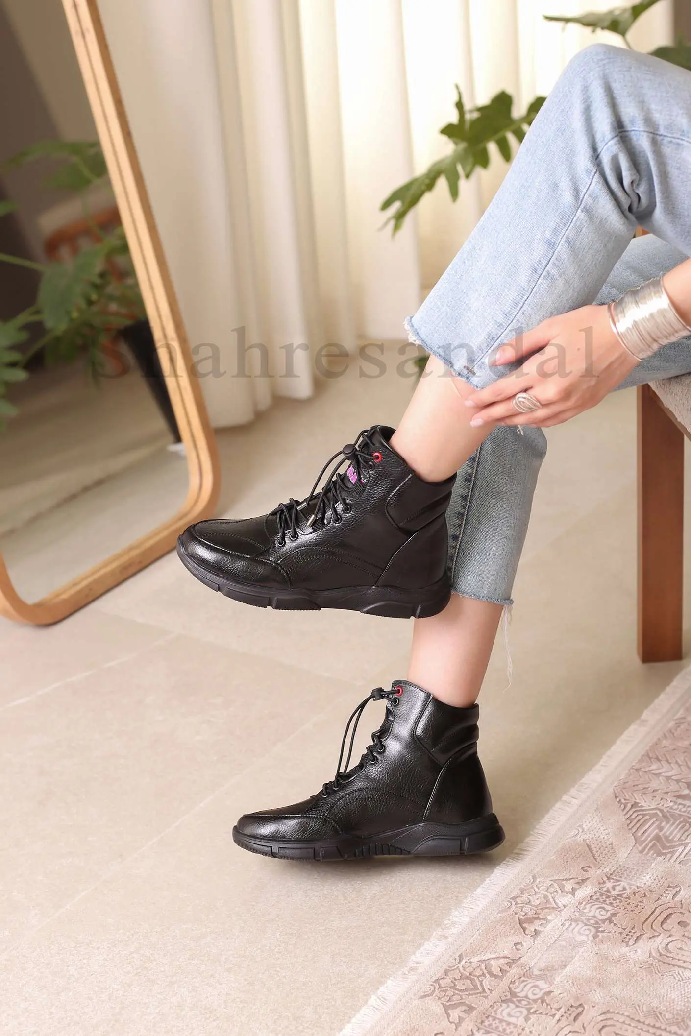 بوت زنانه لیوایز کد 8323