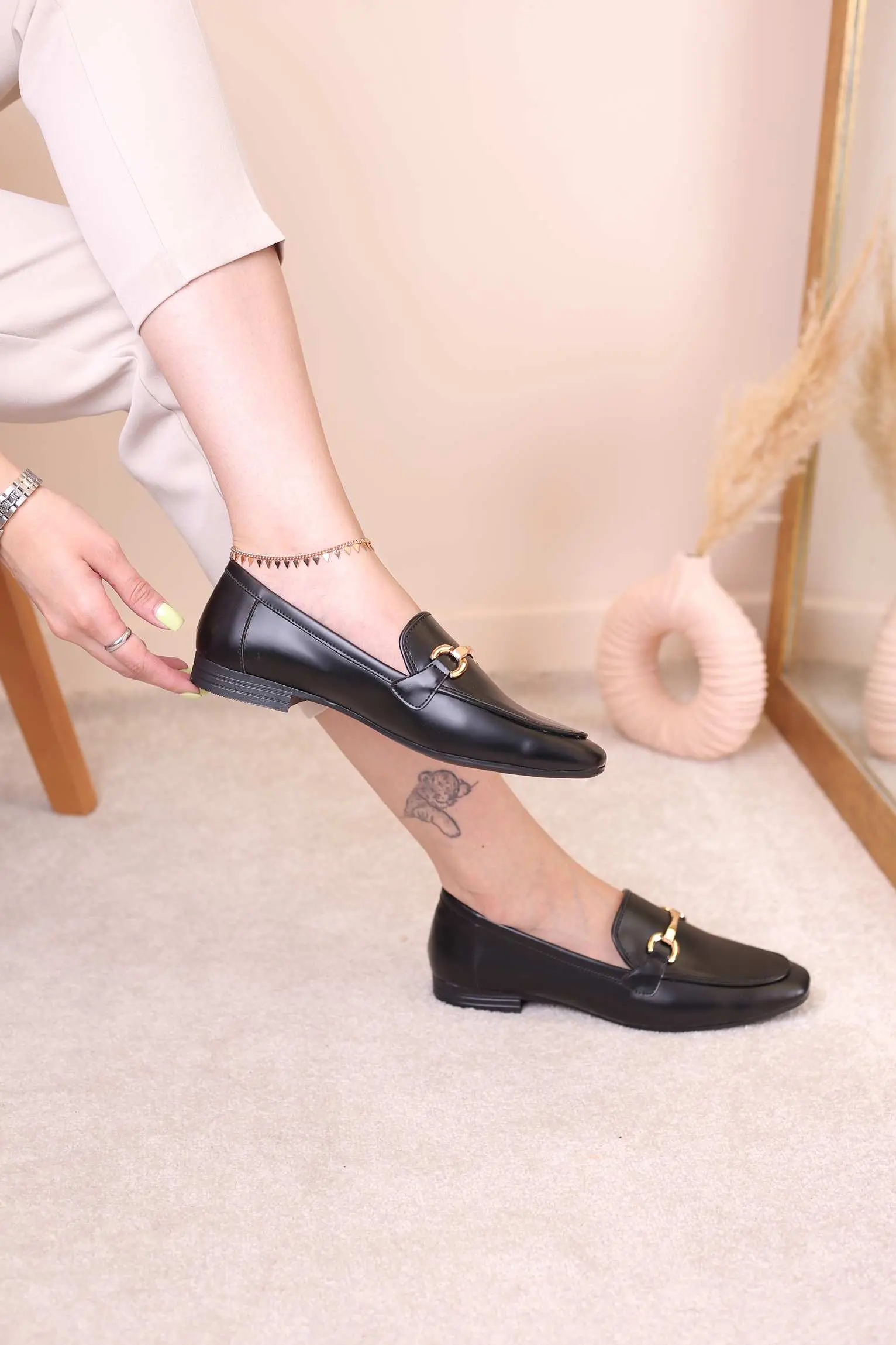 کفش کالج زنانه یراقدار طلا کد 8303