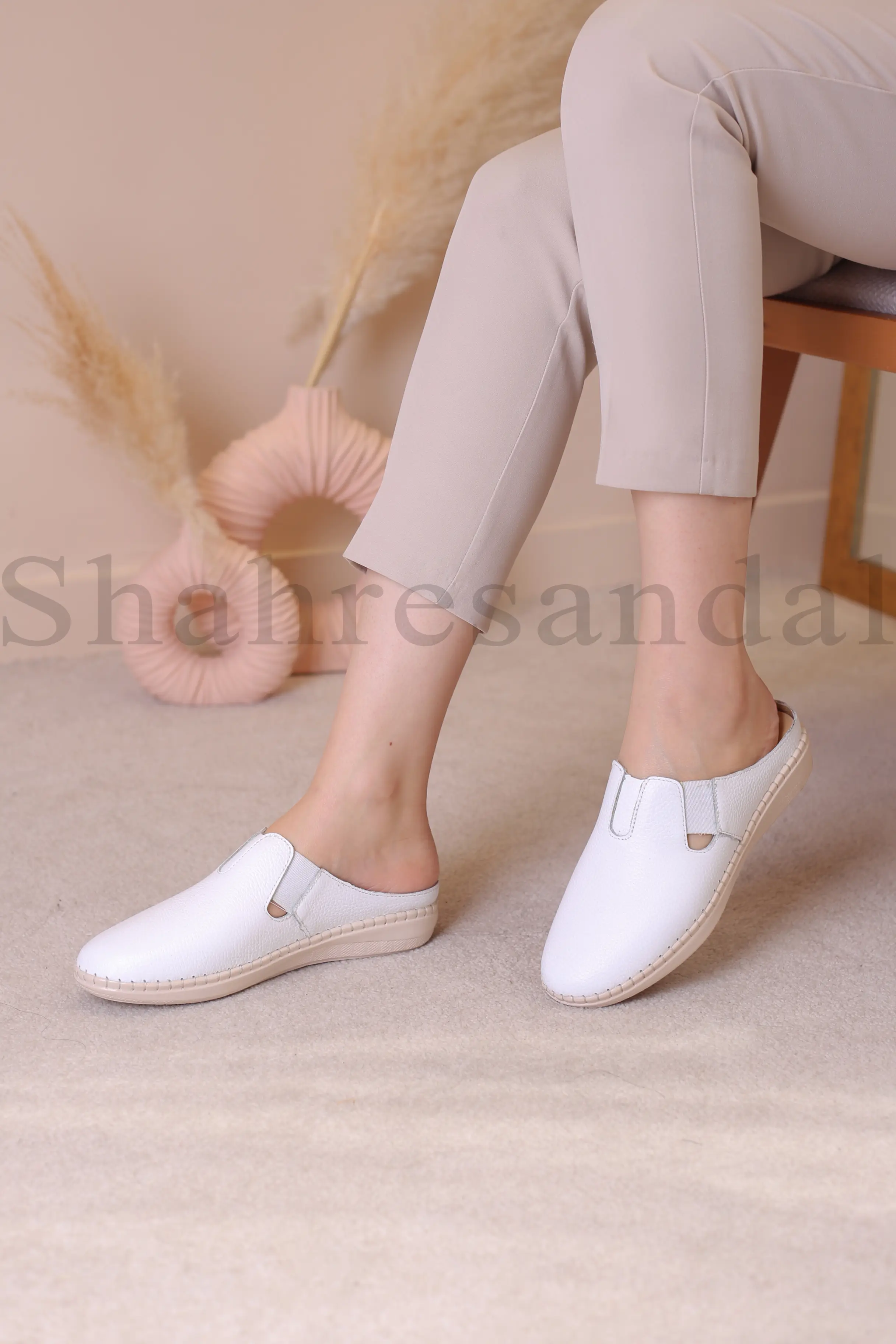 کفش صندل جلو بسته چرم طبیعی زنانه کد 4025