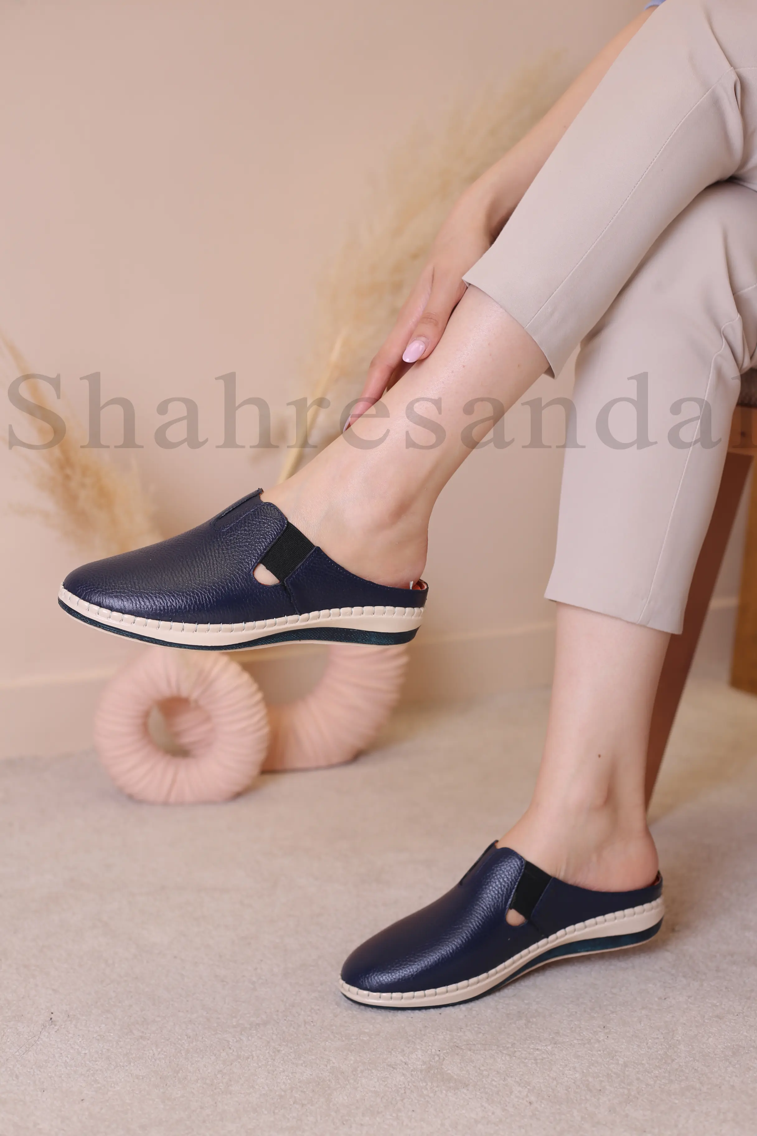 کفش صندل جلو بسته چرم طبیعی زنانه کد 4025
