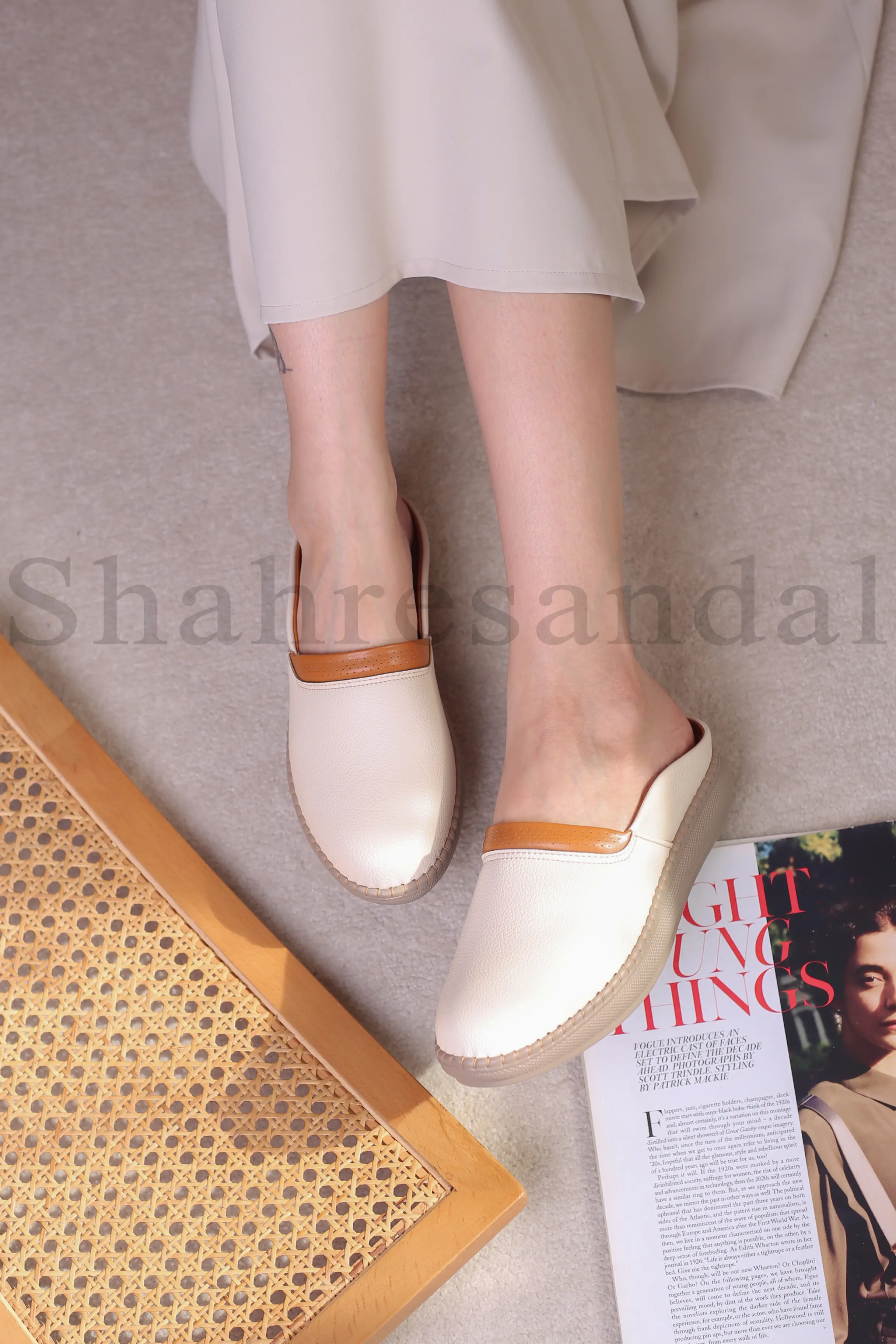 کفش صندل جلو بسته چرم طبیعی زنانه آریل