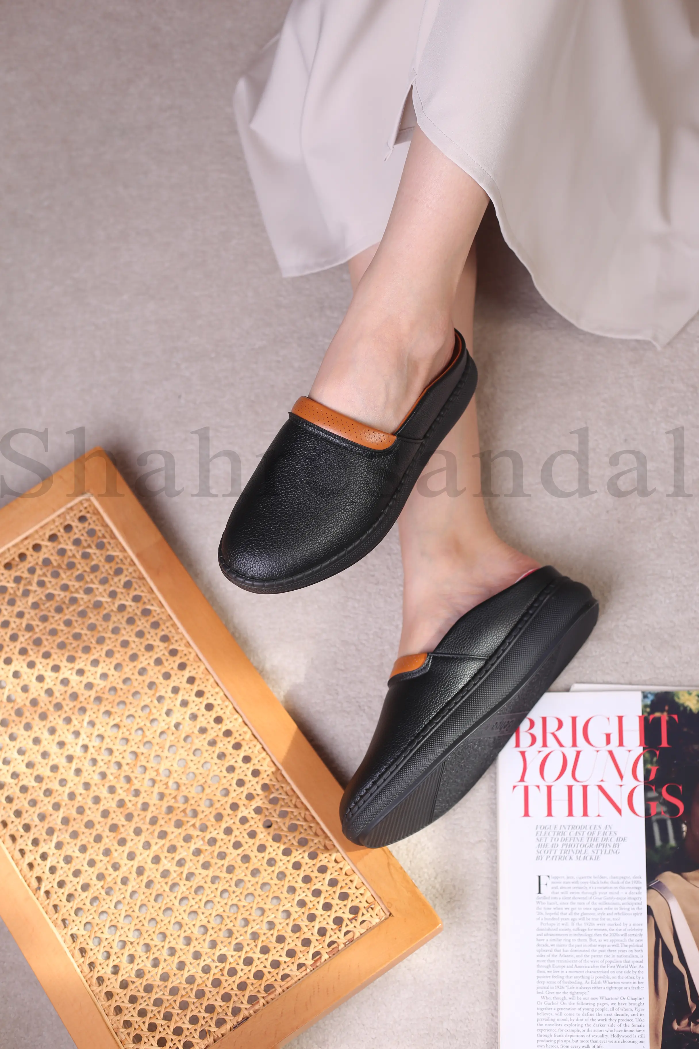 کفش صندل جلو بسته چرم طبیعی زنانه آریل