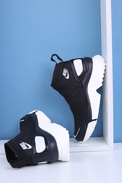 کفش اسپرت زنانه کش بافت نایک ساقدار