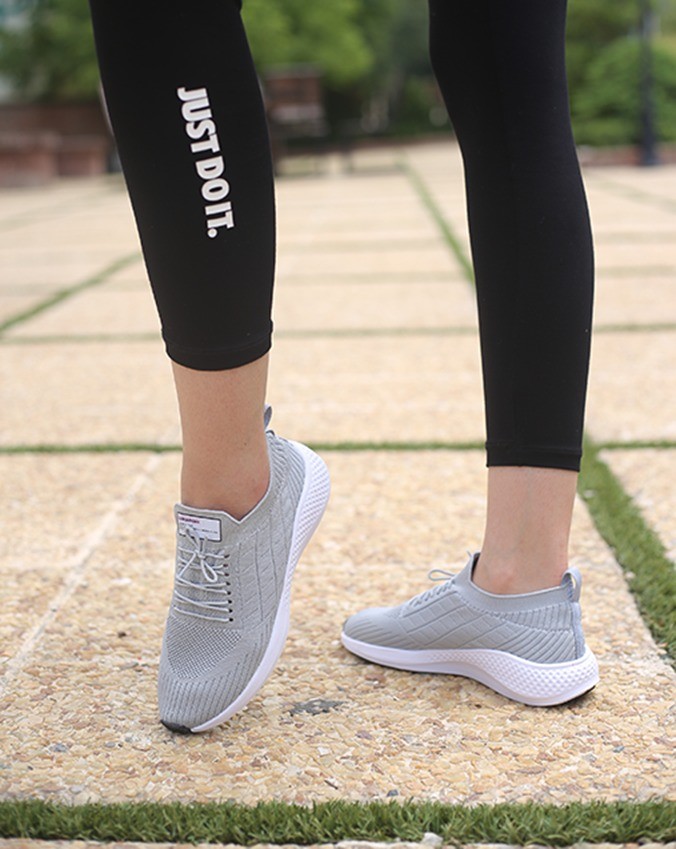 کفش اسپرت زنانه بافتی ساده
