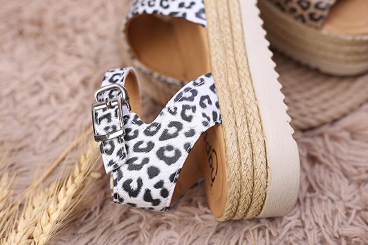 کفش صندل تابستانی زنانه پلنگی