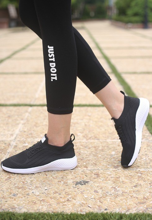 کفش اسپرت زنانه بافتی ساده