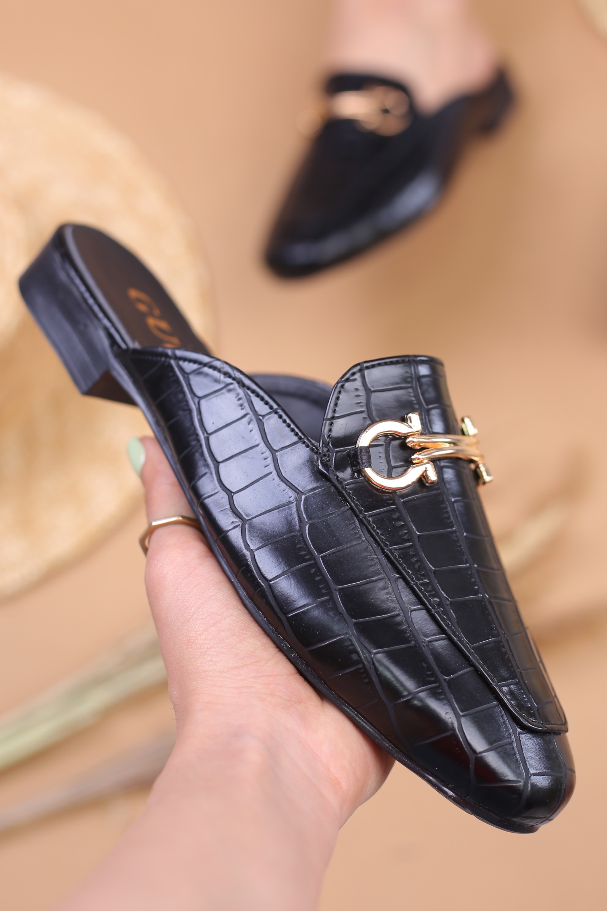 کفش صندل زنانه روفرشی جلو بسته گوچی