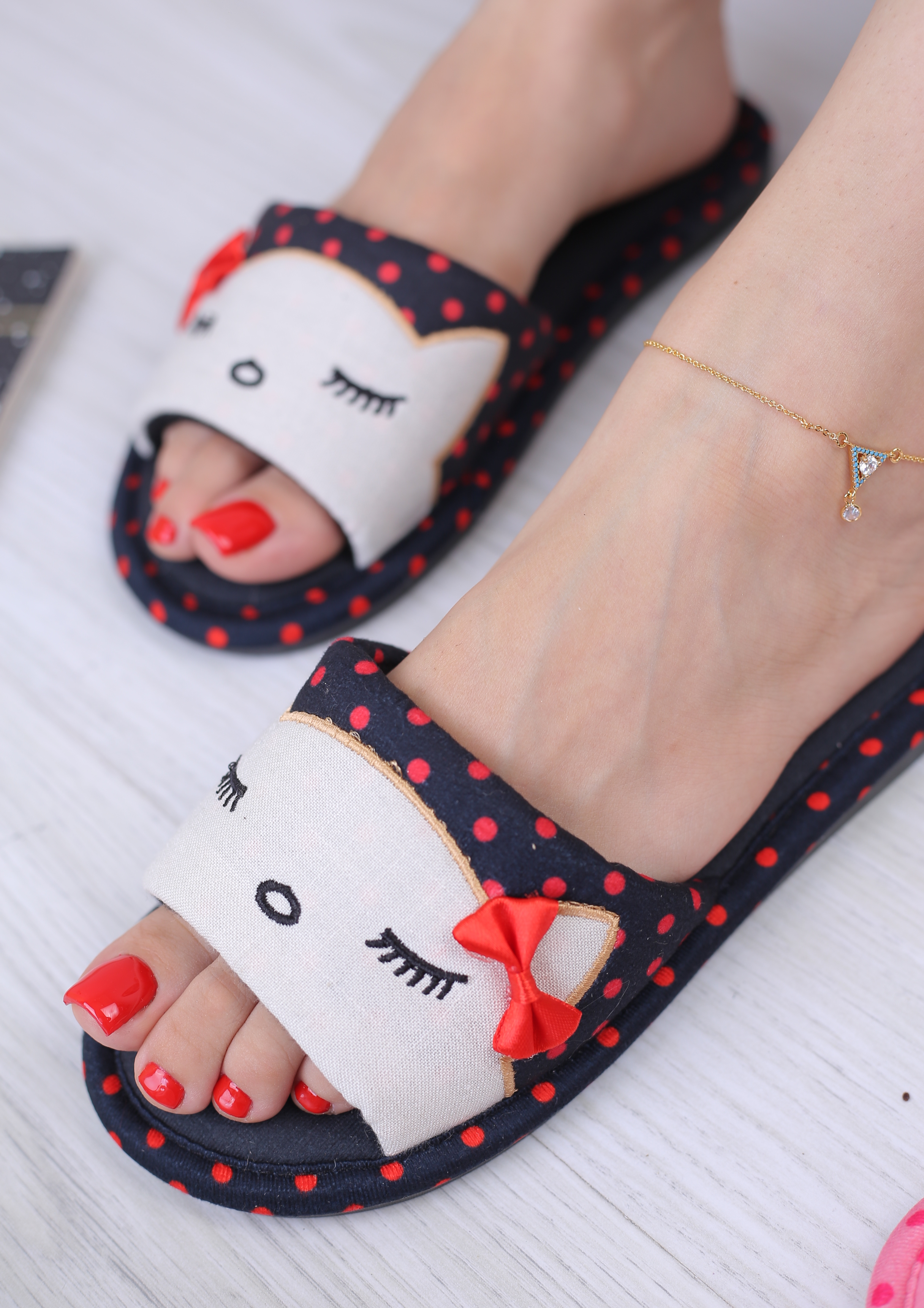 پاپوش دخترانه و زنانه کیجا