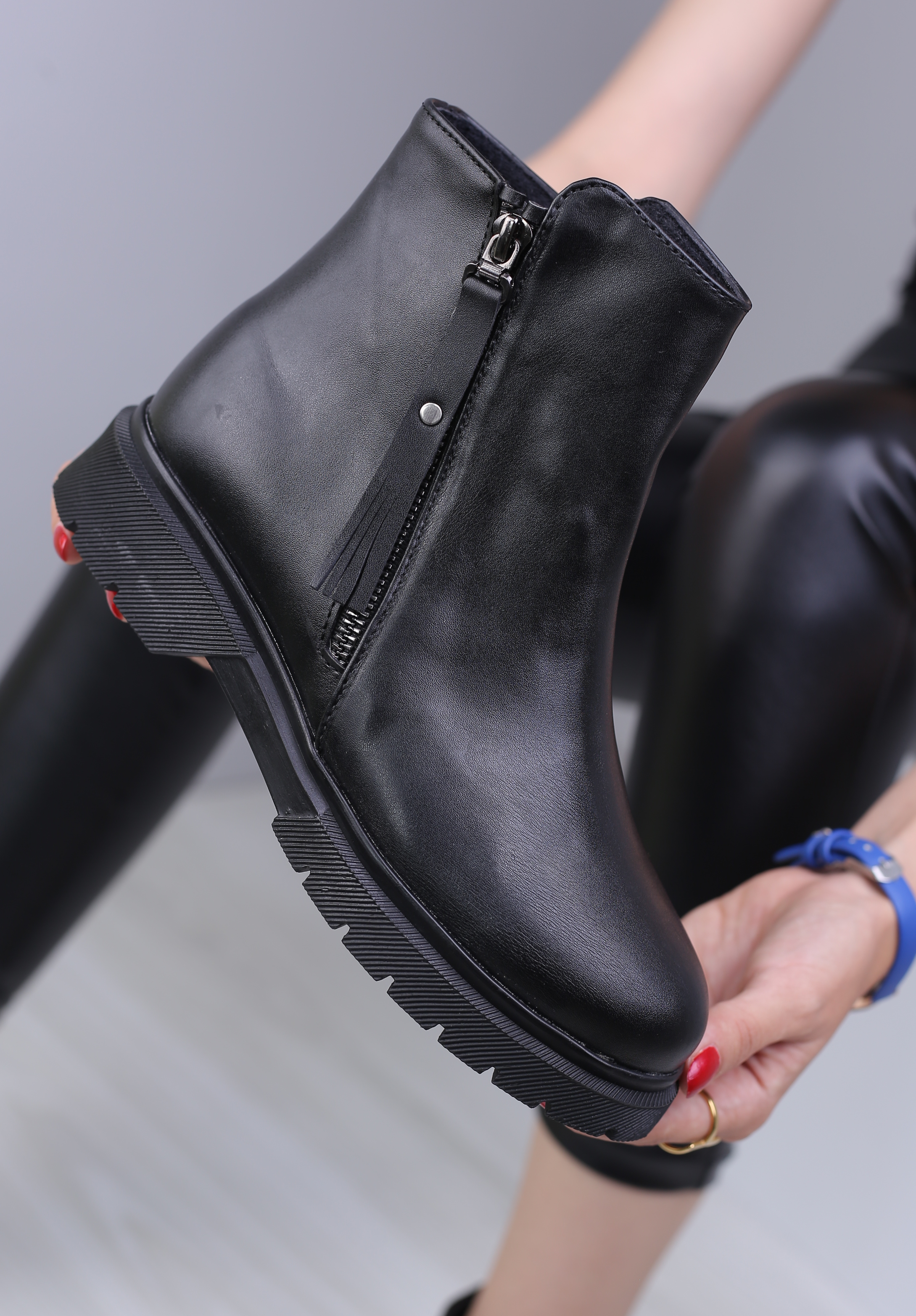 نیم بوت زنانه دوزیپ برتا