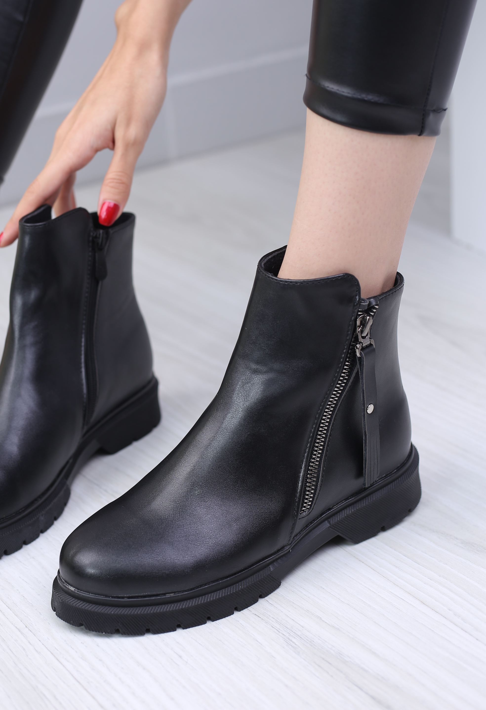 نیم بوت زنانه دوزیپ برتا