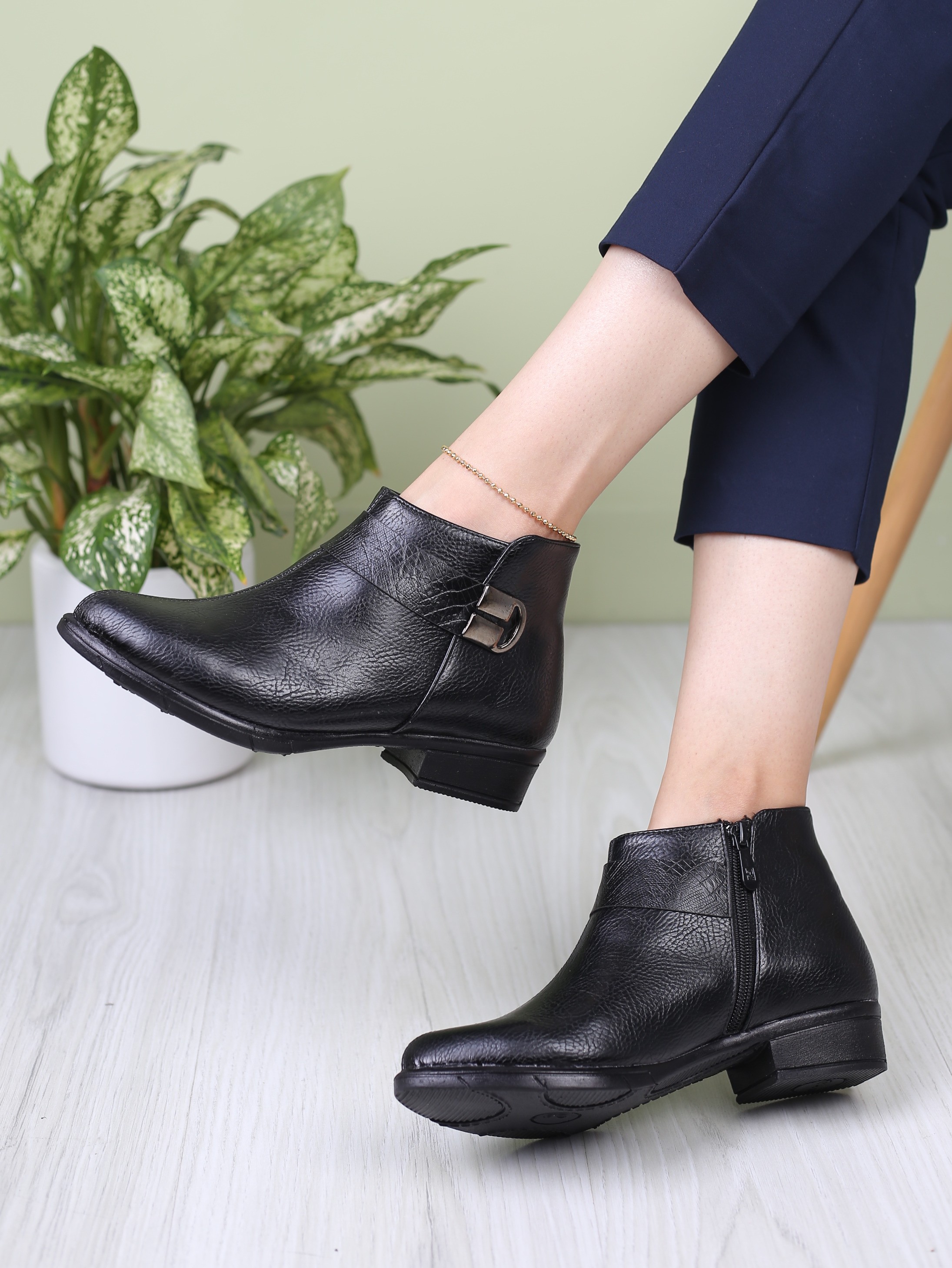 نیم بوت زنانه یو اسکول