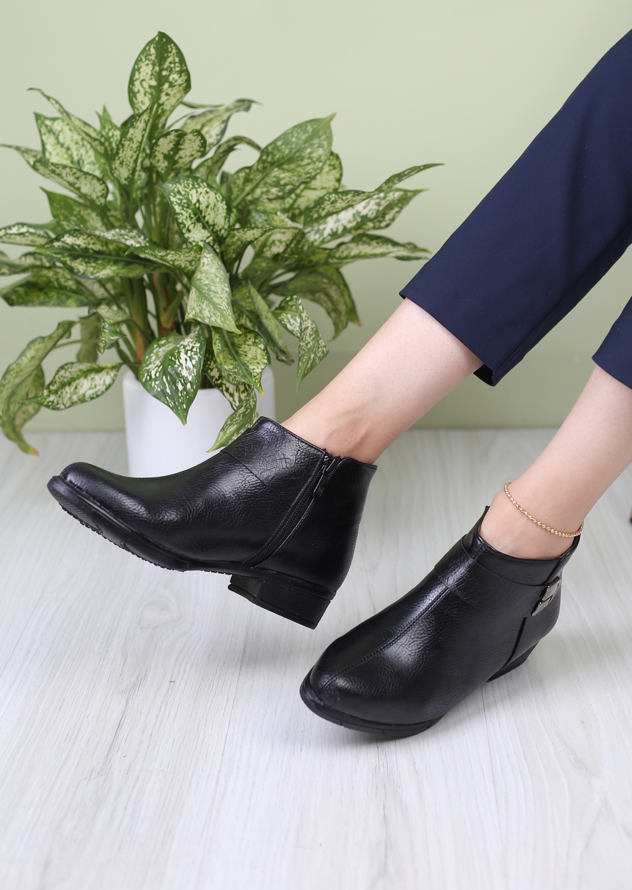 نیم بوت زنانه یو اسکول