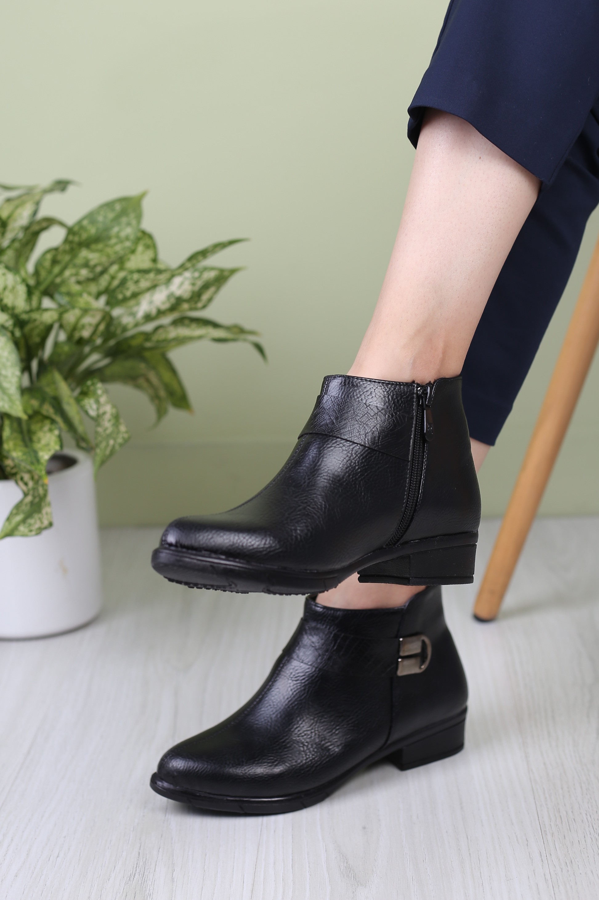 نیم بوت زنانه یو اسکول