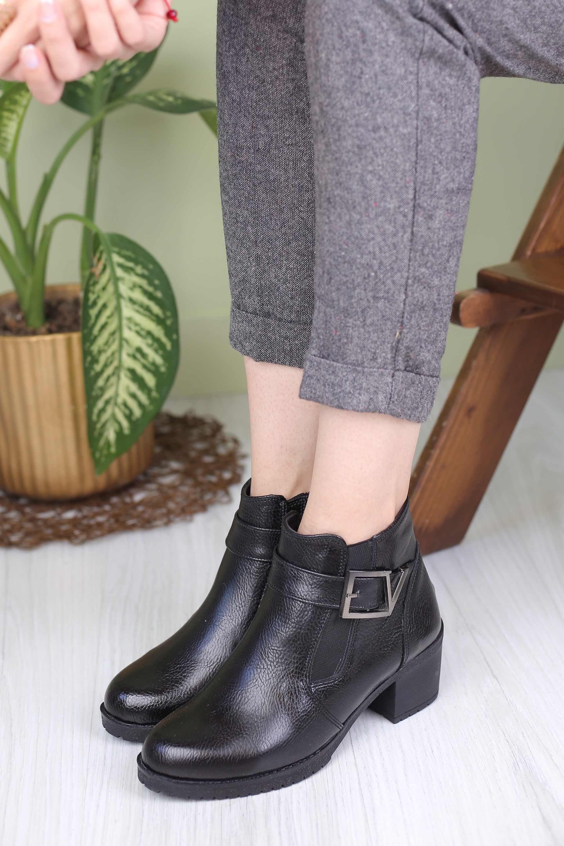 نیم بوت زنانه وی کیو