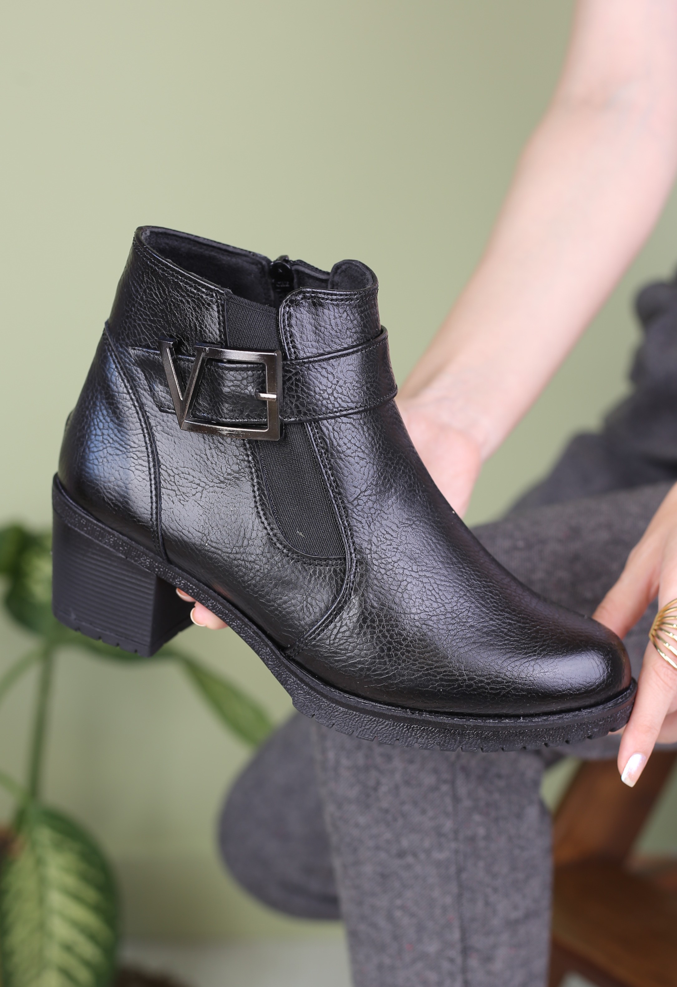 نیم بوت زنانه وی کیو