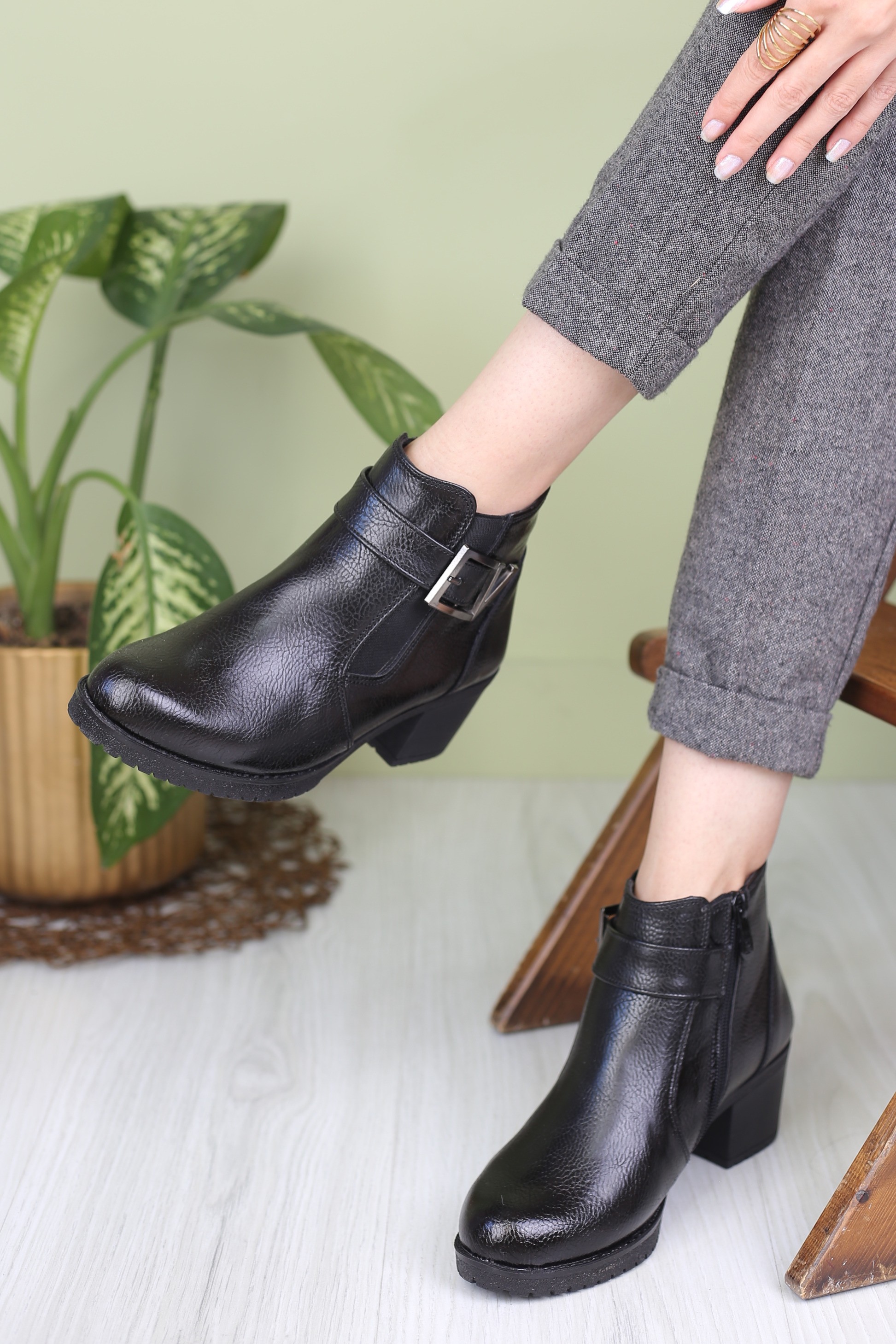 نیم بوت زنانه وی کیو