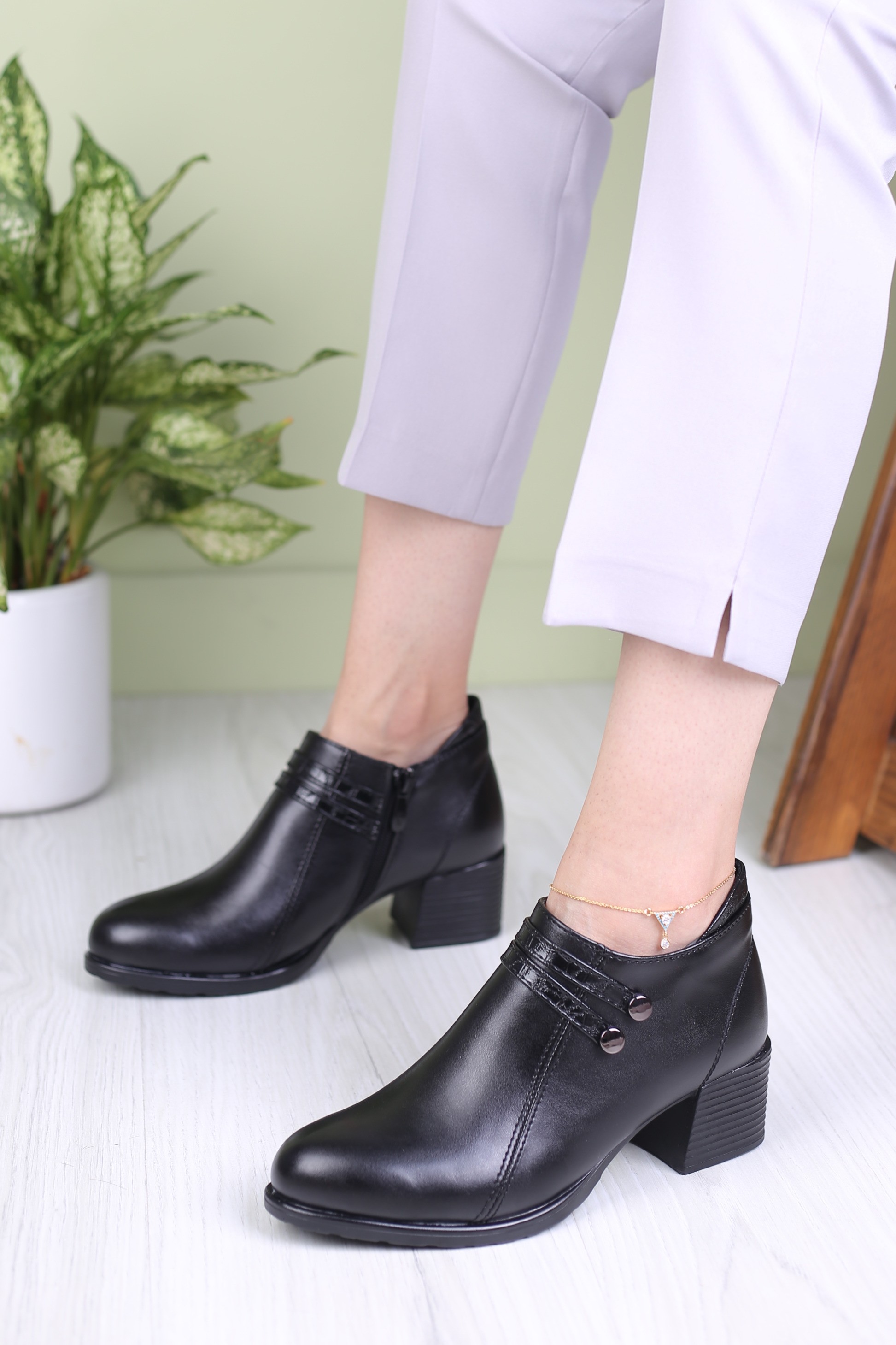 کفش پرسنلی زنانه دودکمه