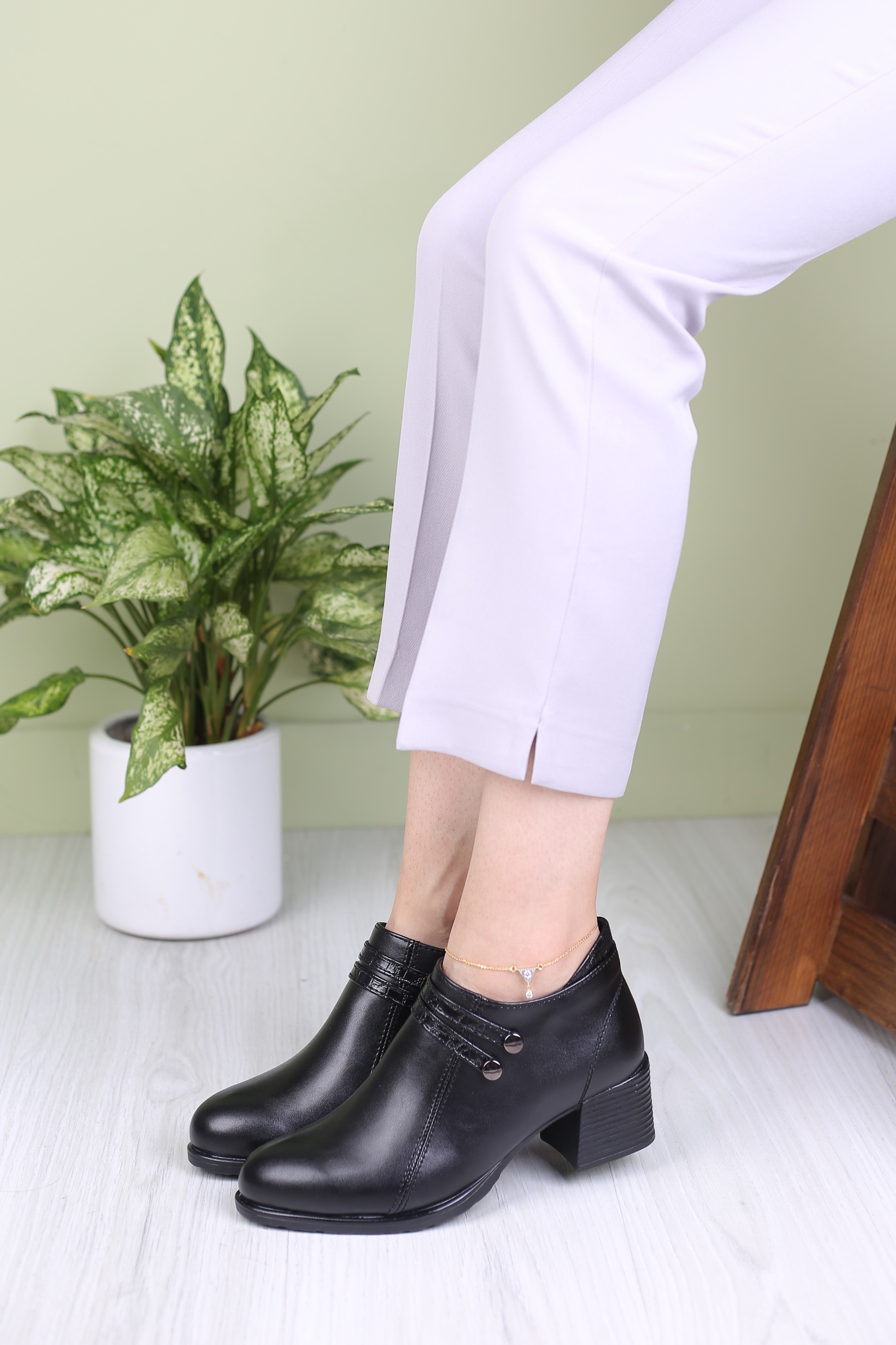 کفش پرسنلی زنانه دودکمه