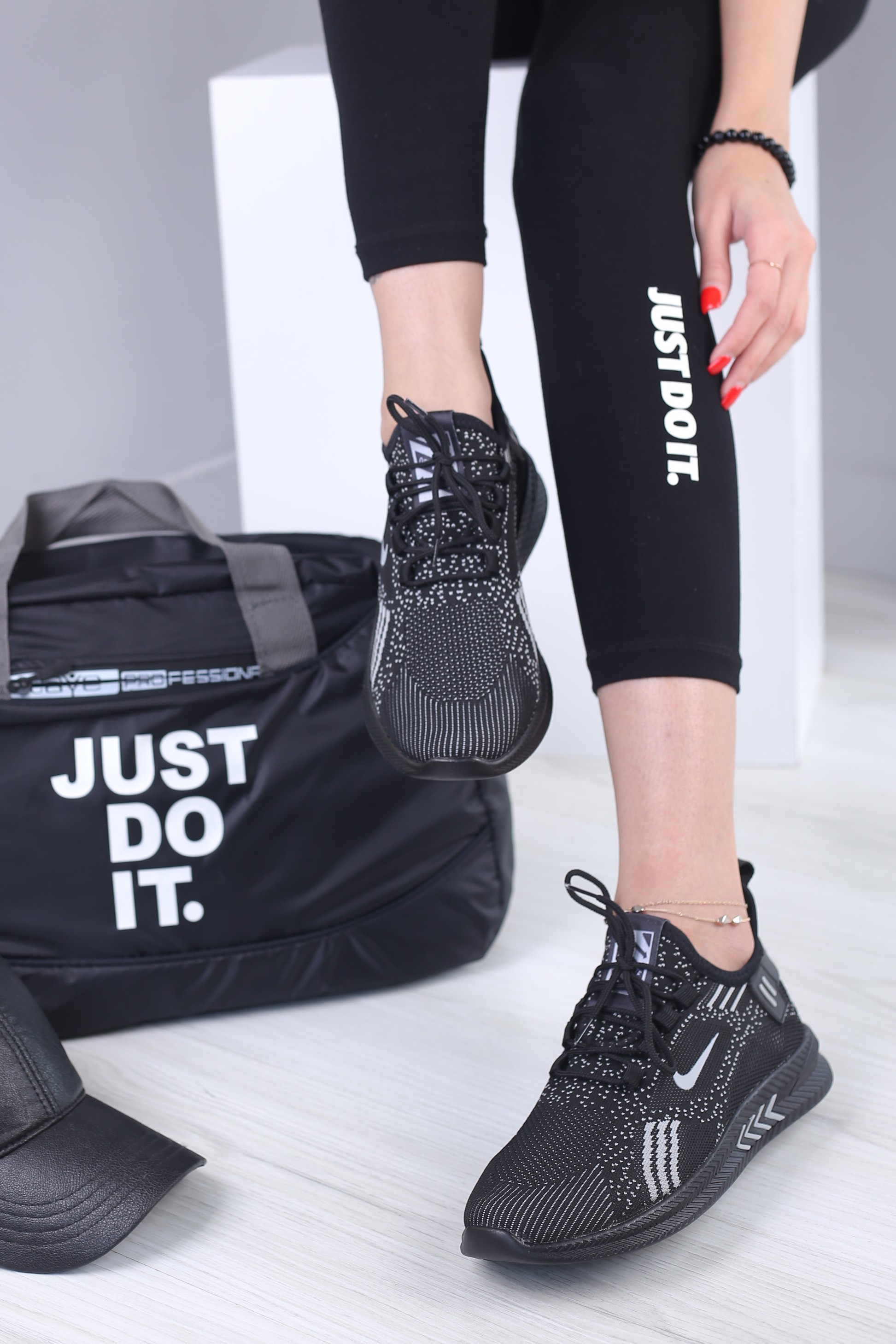 کفش اسپرت زنانه نایک خالدار