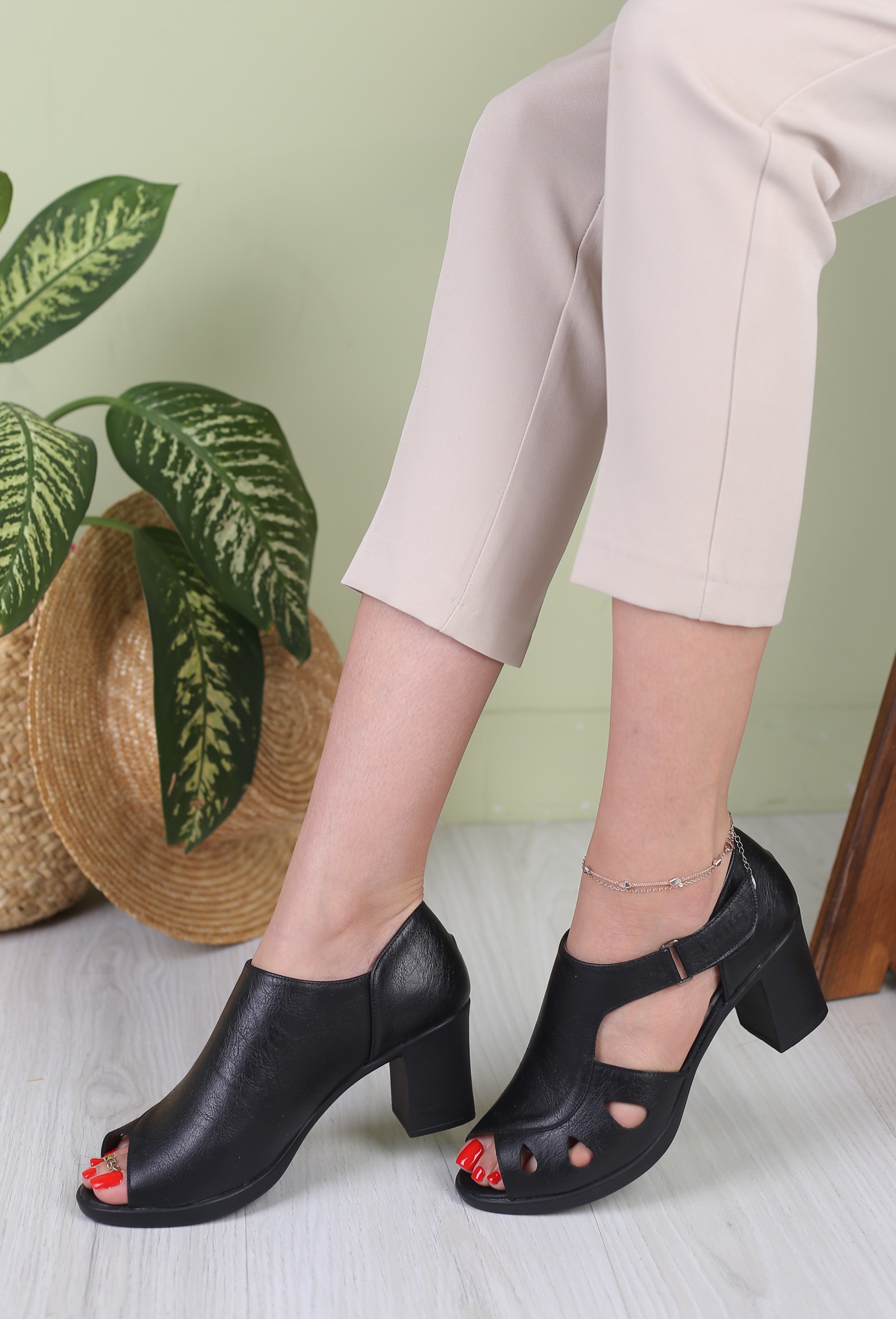 کفش زنانه پرسنلی پاشنه دار اشکی