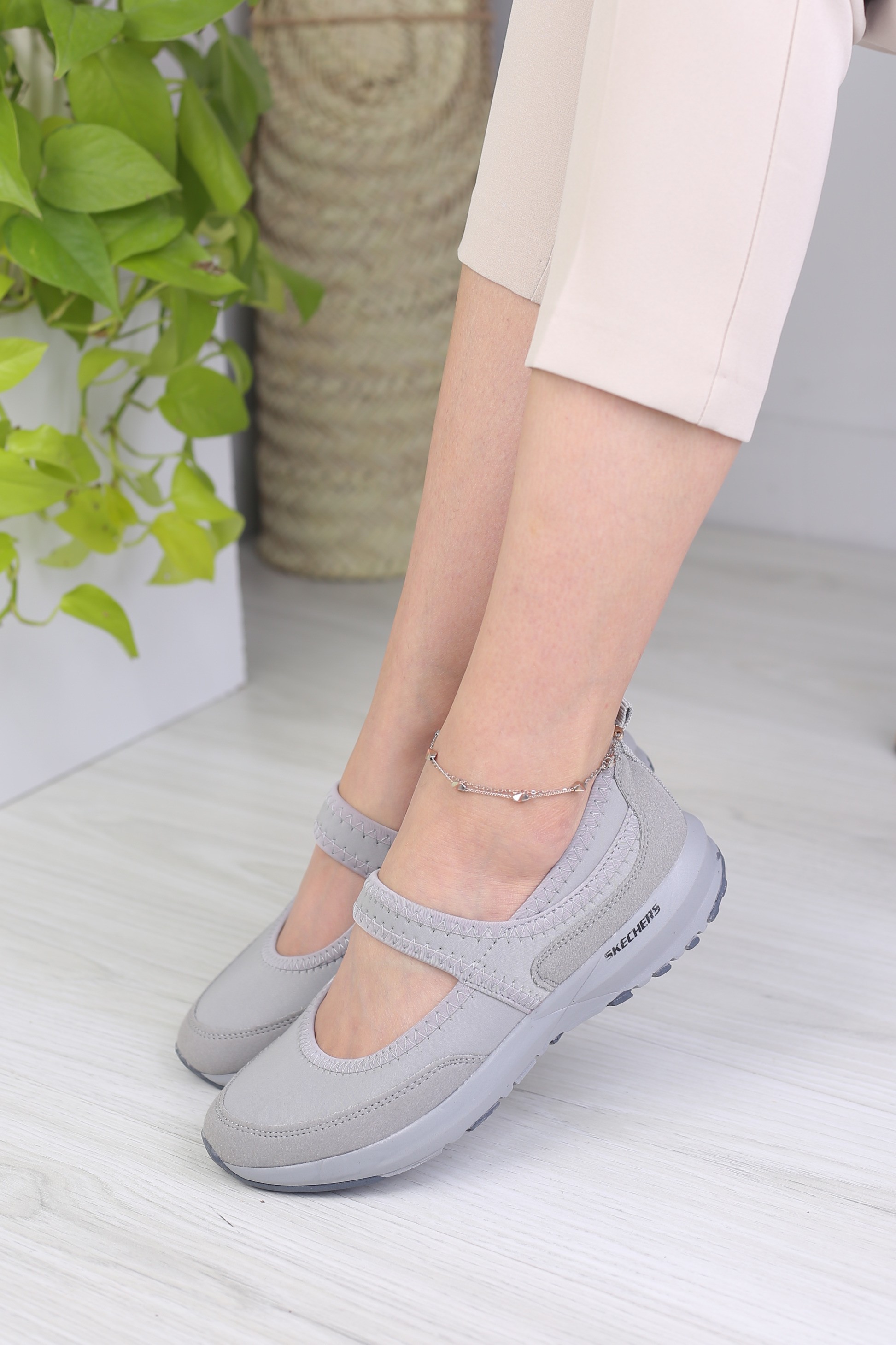 کفش اسپرت زنانه اسکیچرز عروسکی کد210