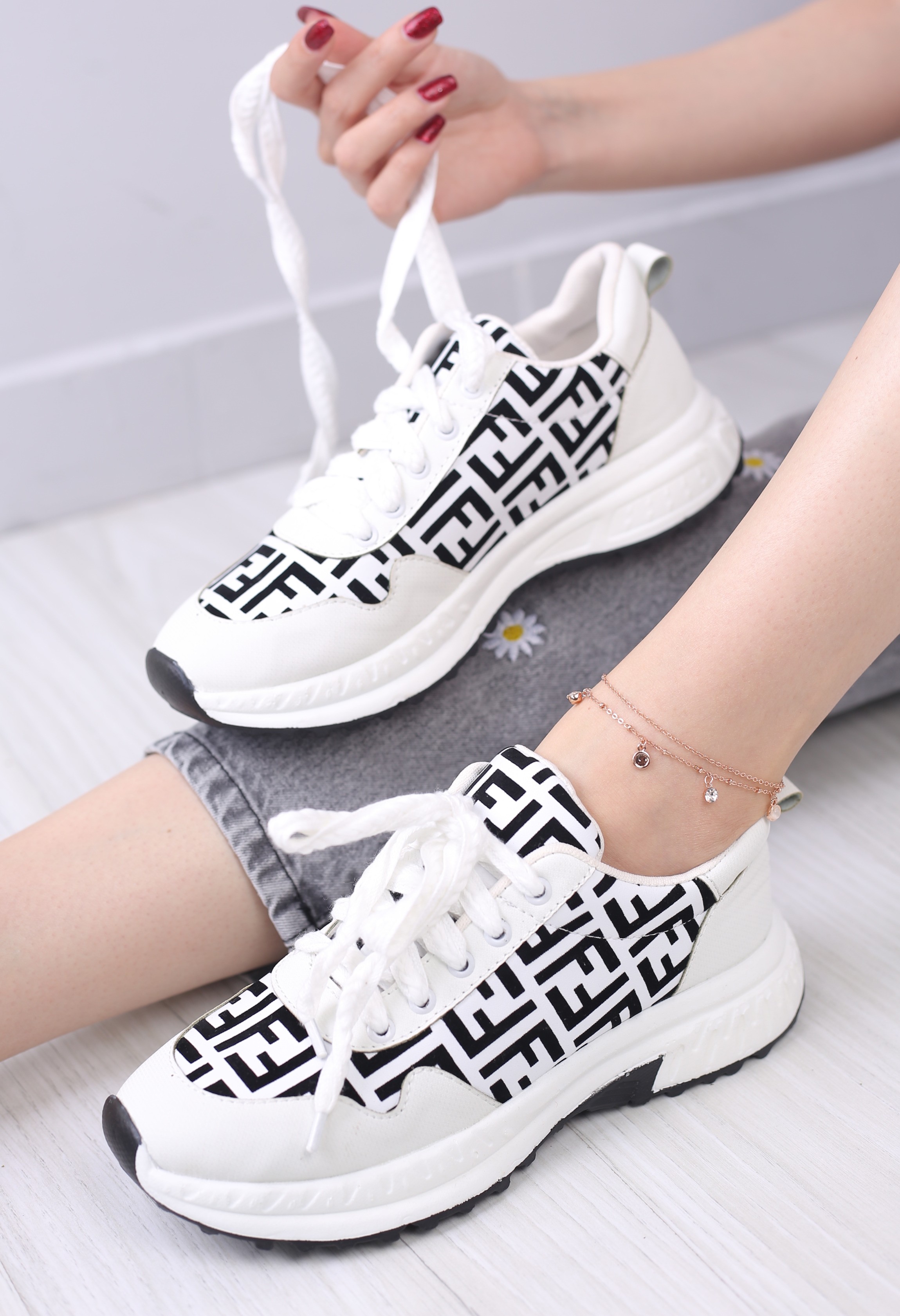 کفش اسپرت زنانه فندی