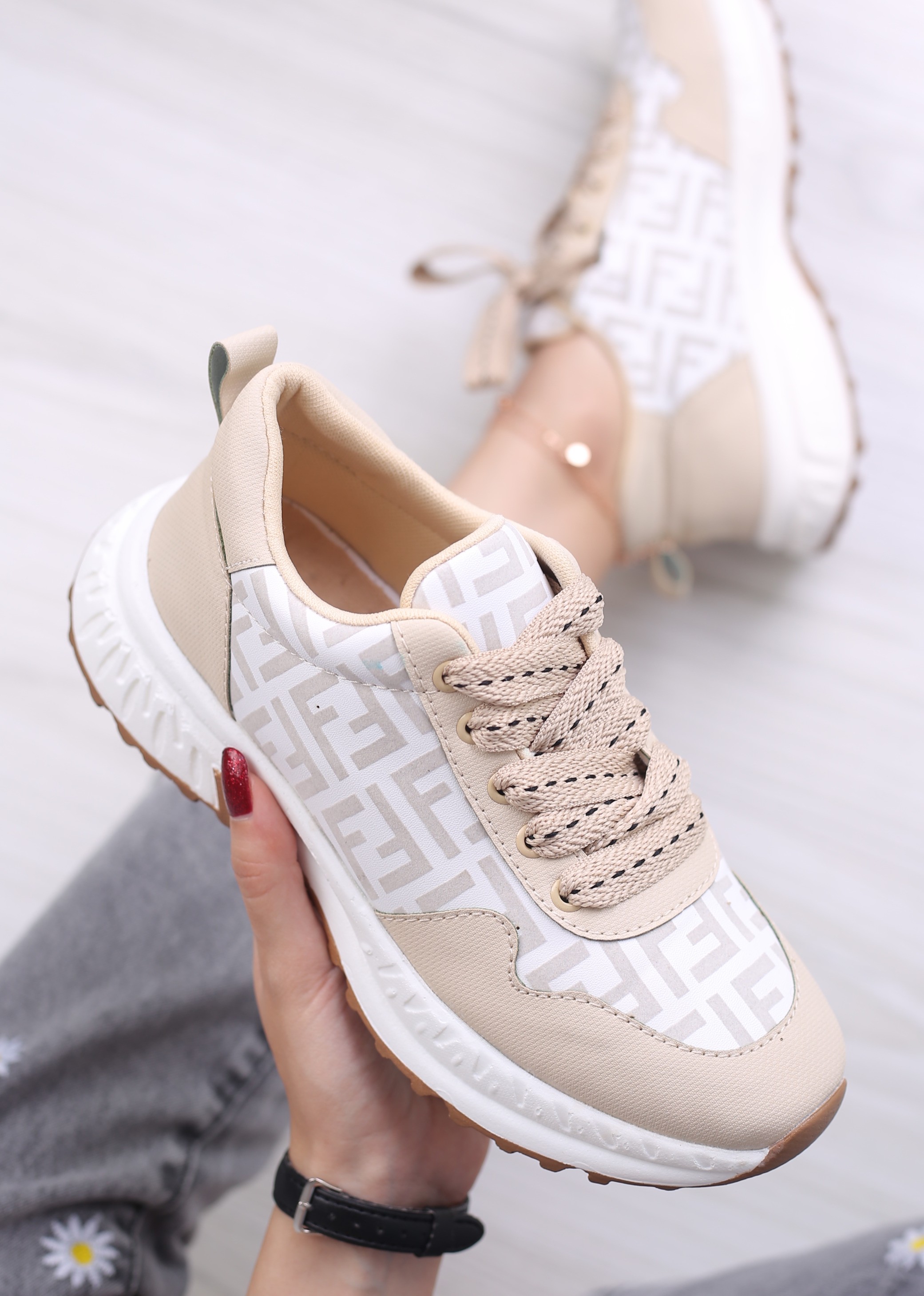 کفش اسپرت زنانه فندی