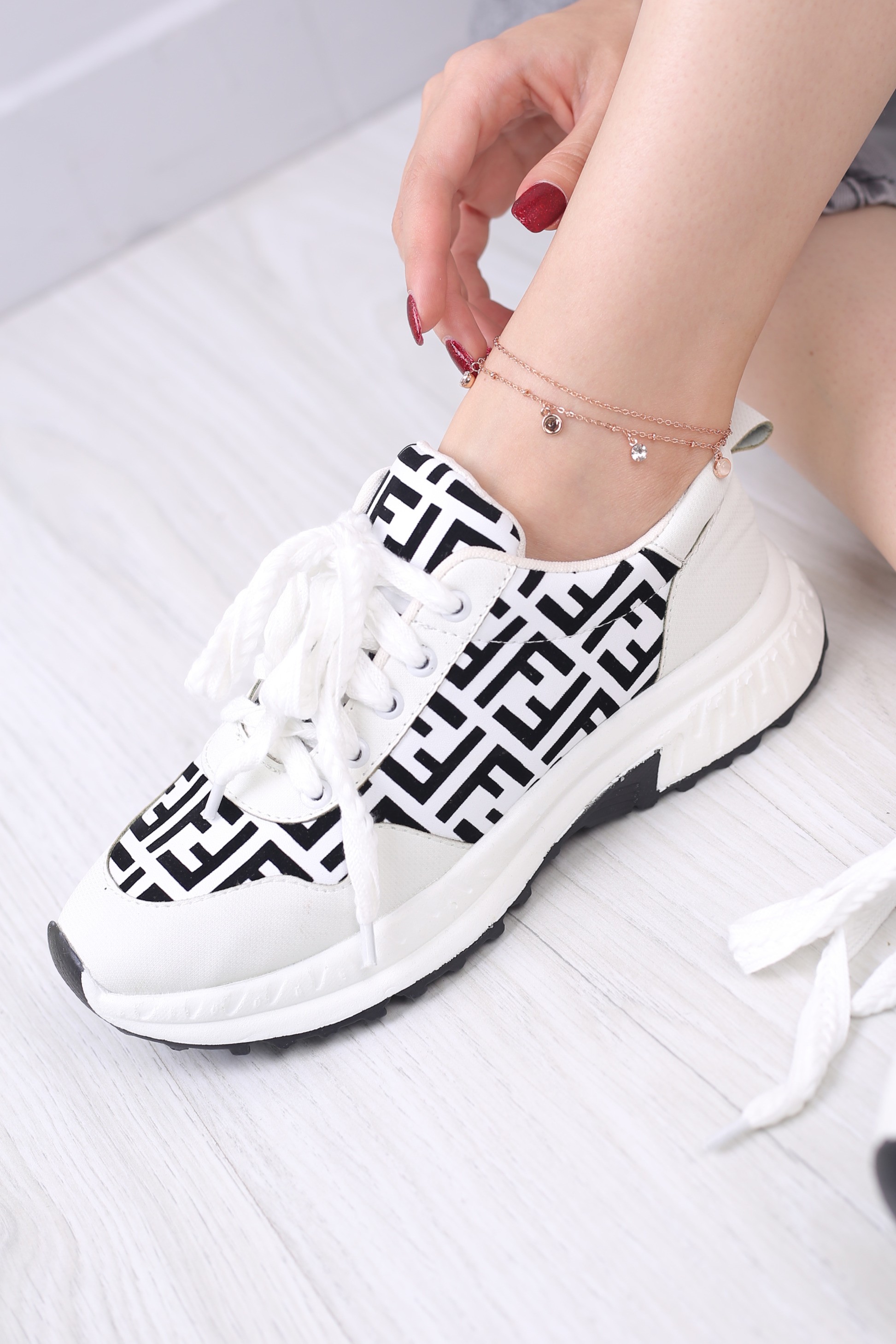 کفش اسپرت زنانه فندی