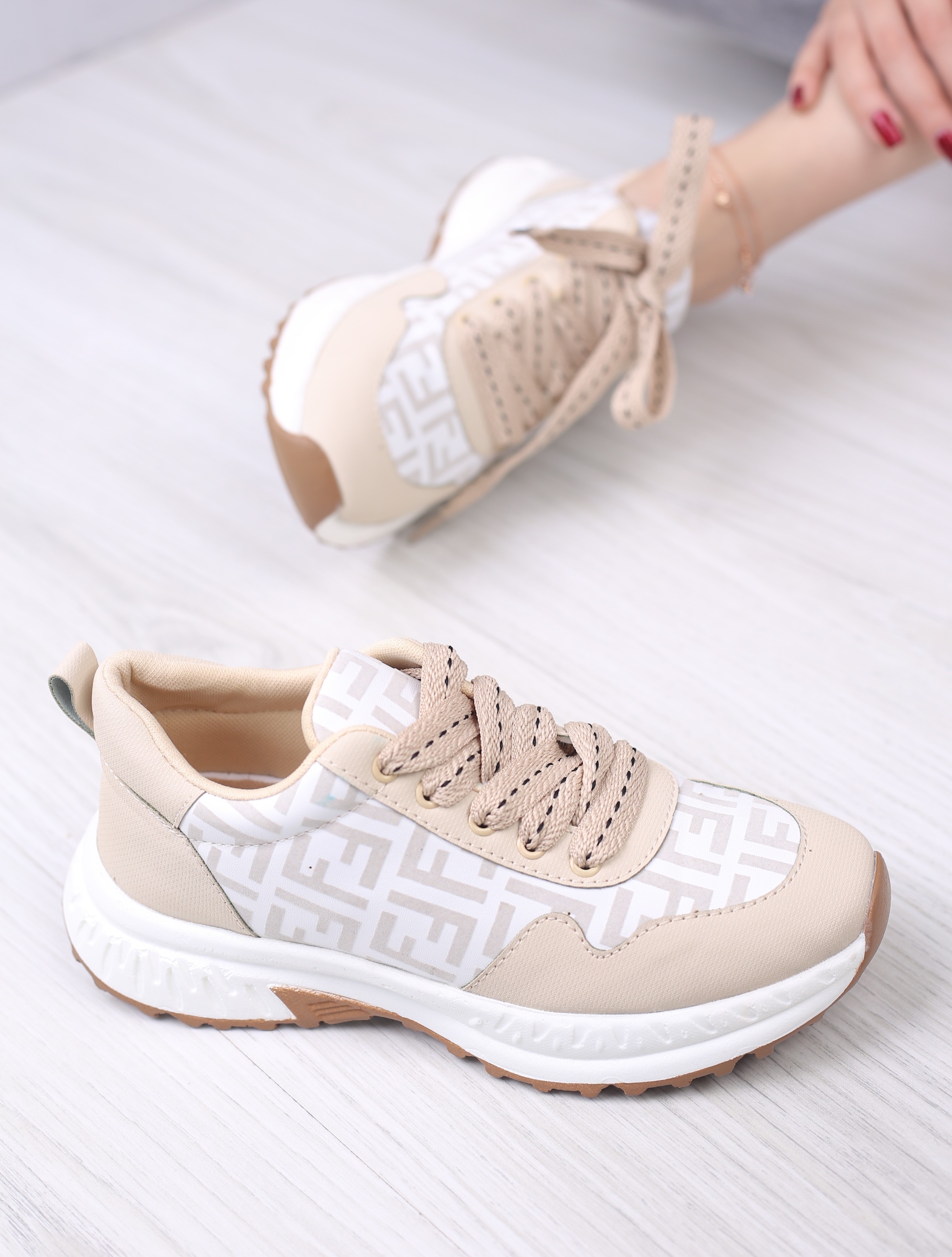 کفش اسپرت زنانه فندی