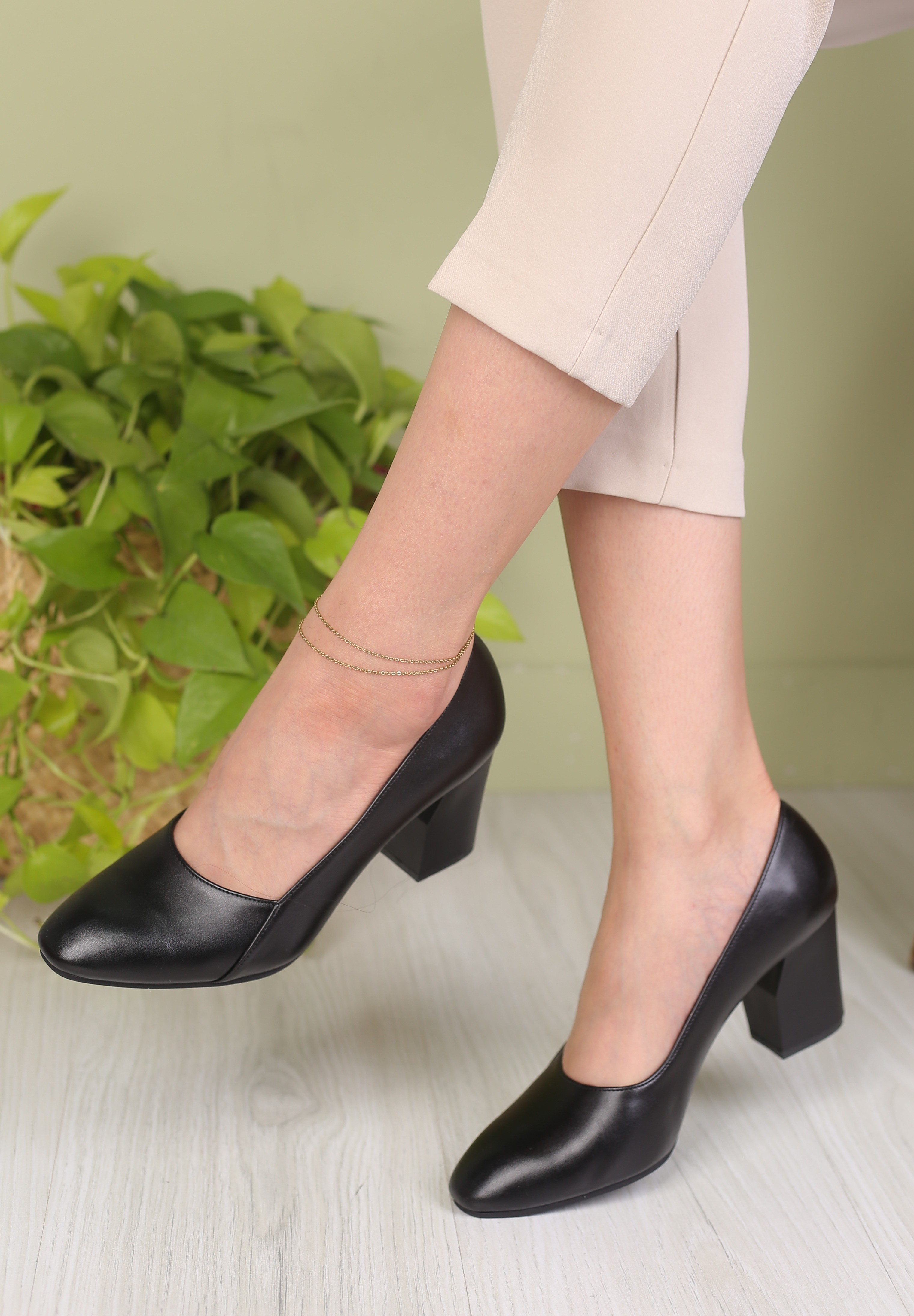 کفش زنانه پرسنلی پاشنه دار دیبا 240