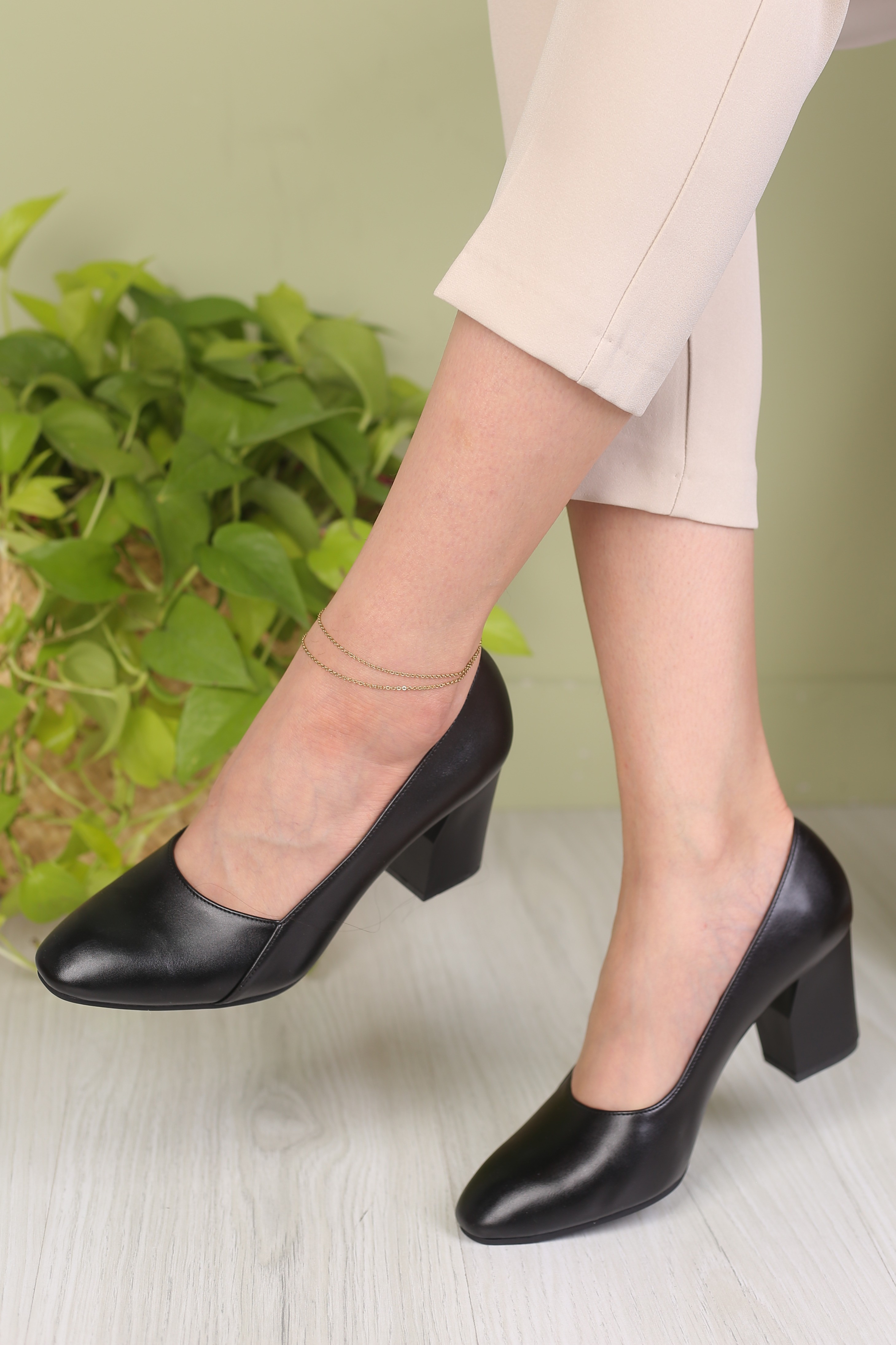 کفش زنانه پرسنلی پاشنه دار دیبا 240