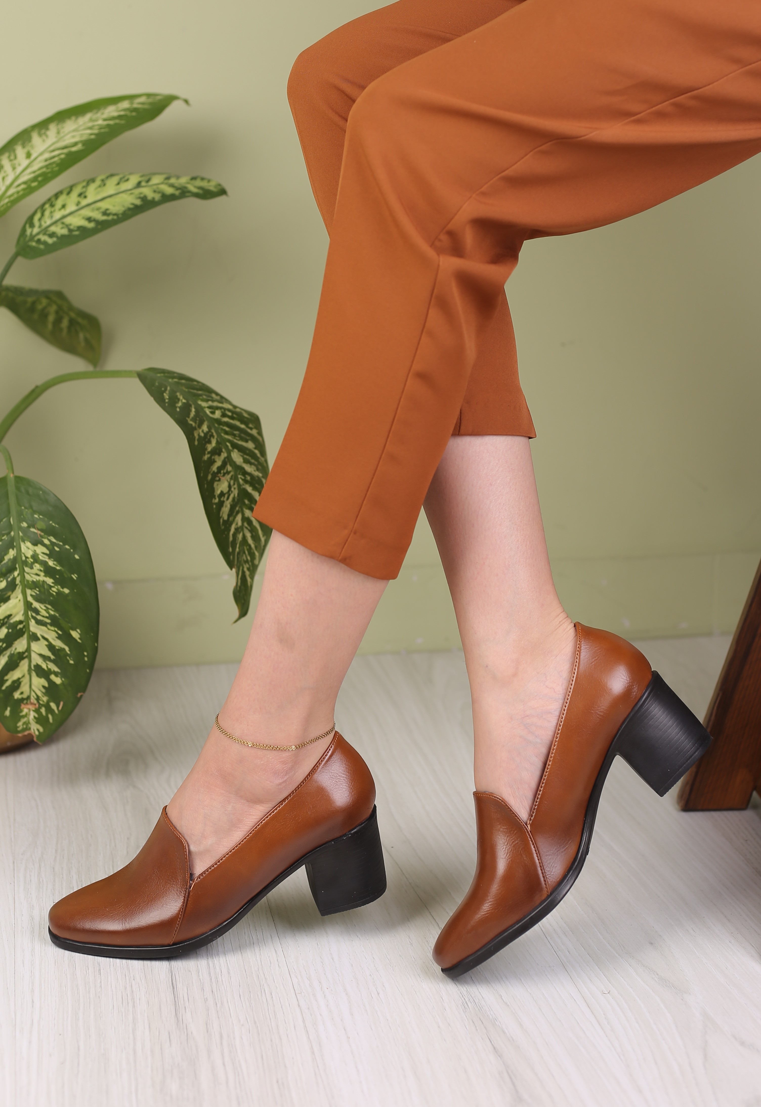 کفش زنانه پرسنلی پاشنه دار دلناز