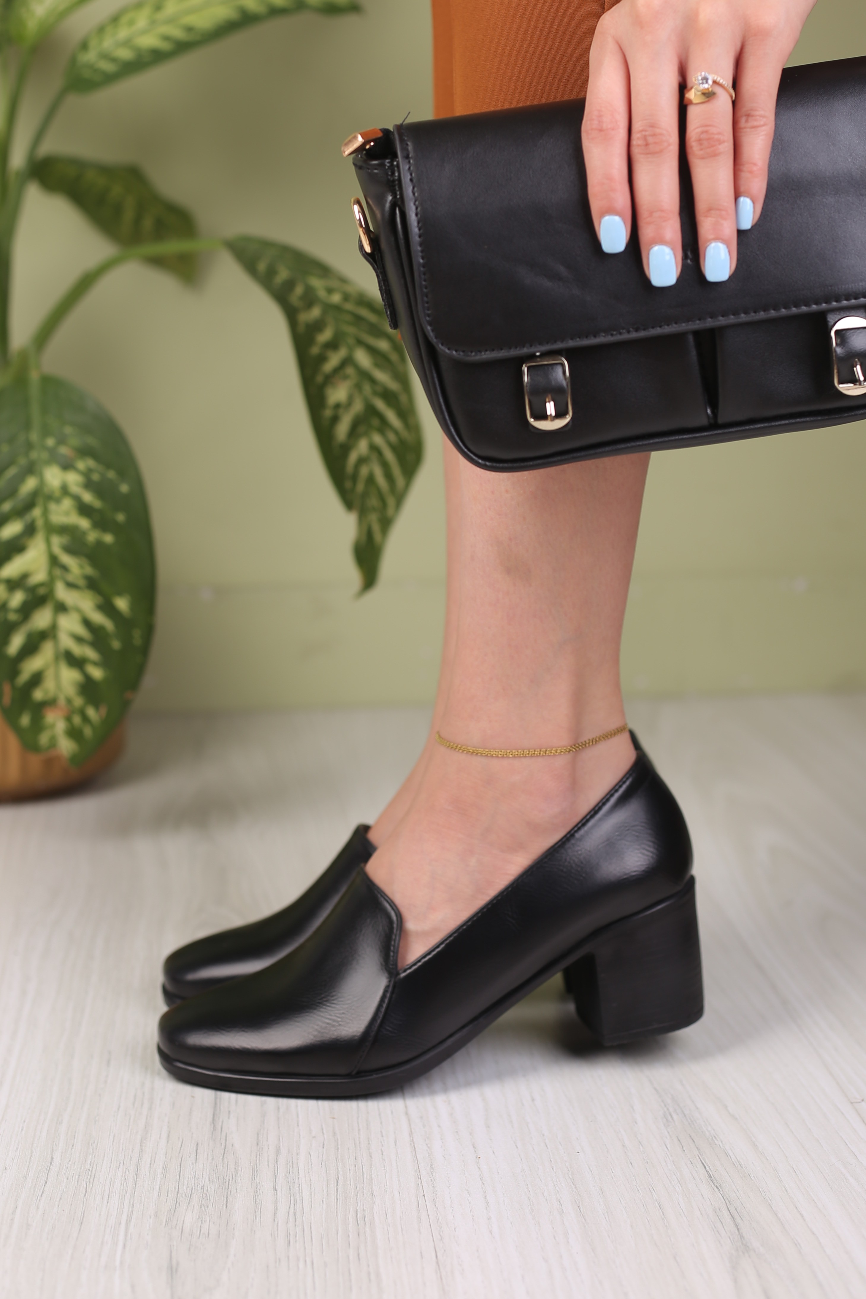 کفش زنانه پرسنلی پاشنه دار دلناز