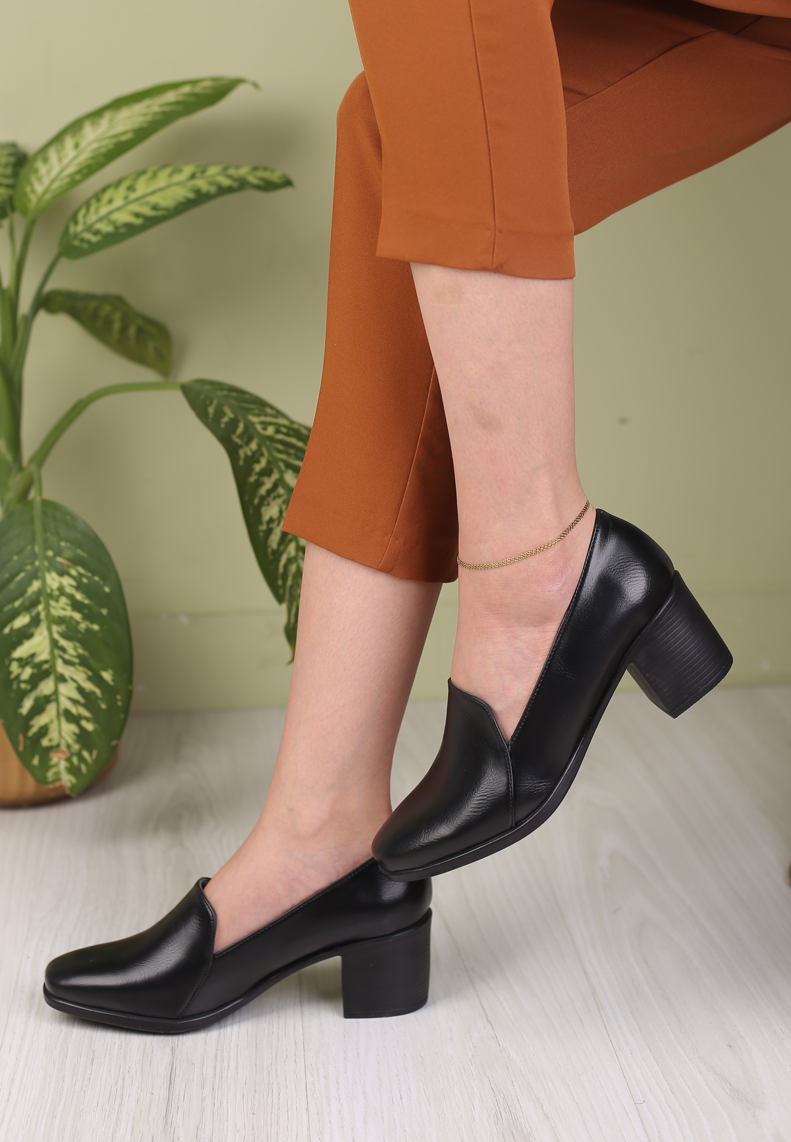 کفش زنانه پرسنلی پاشنه دار دلناز