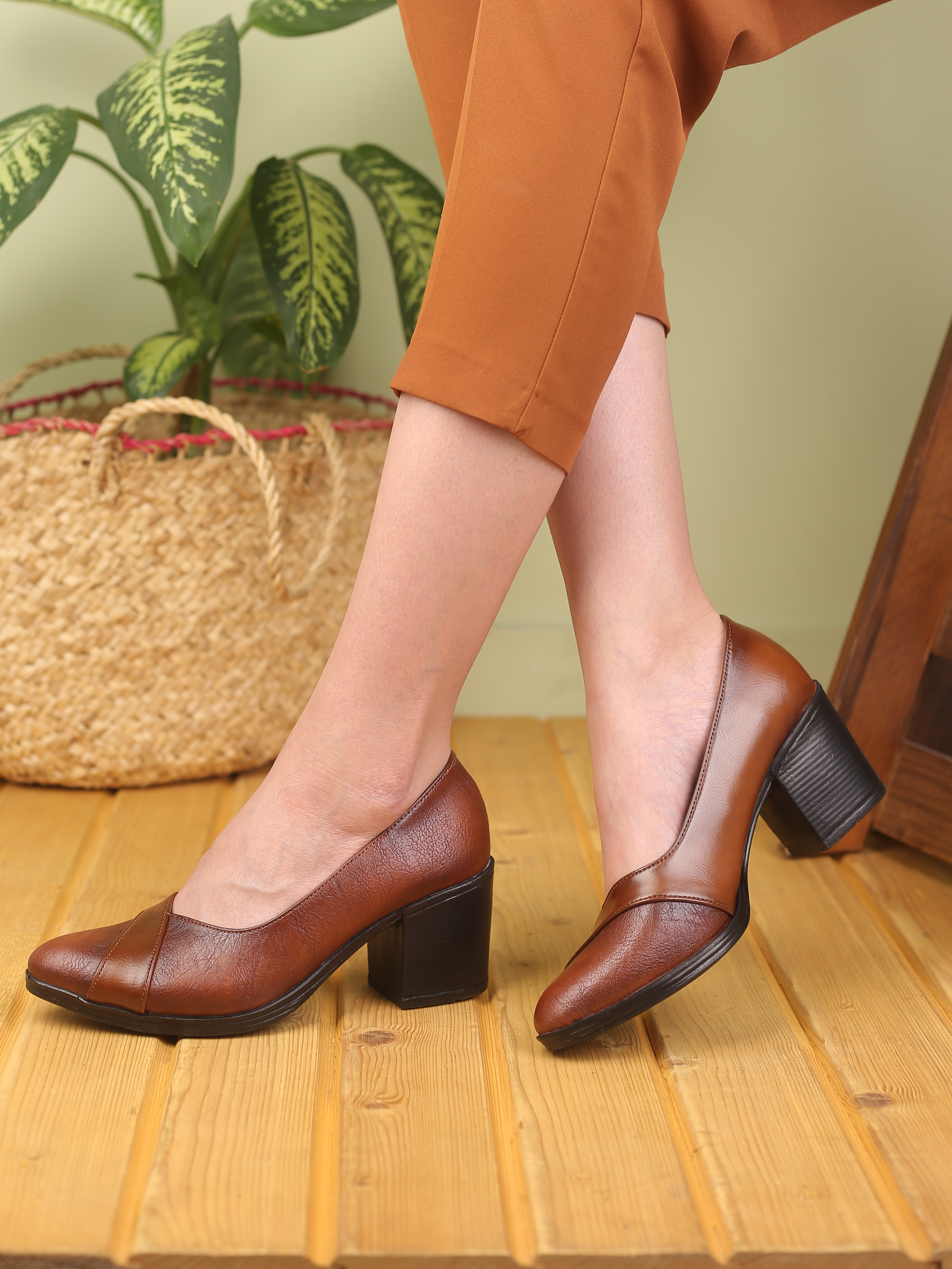 کفش زنانه پرسنلی پاشنه دار دیوجان