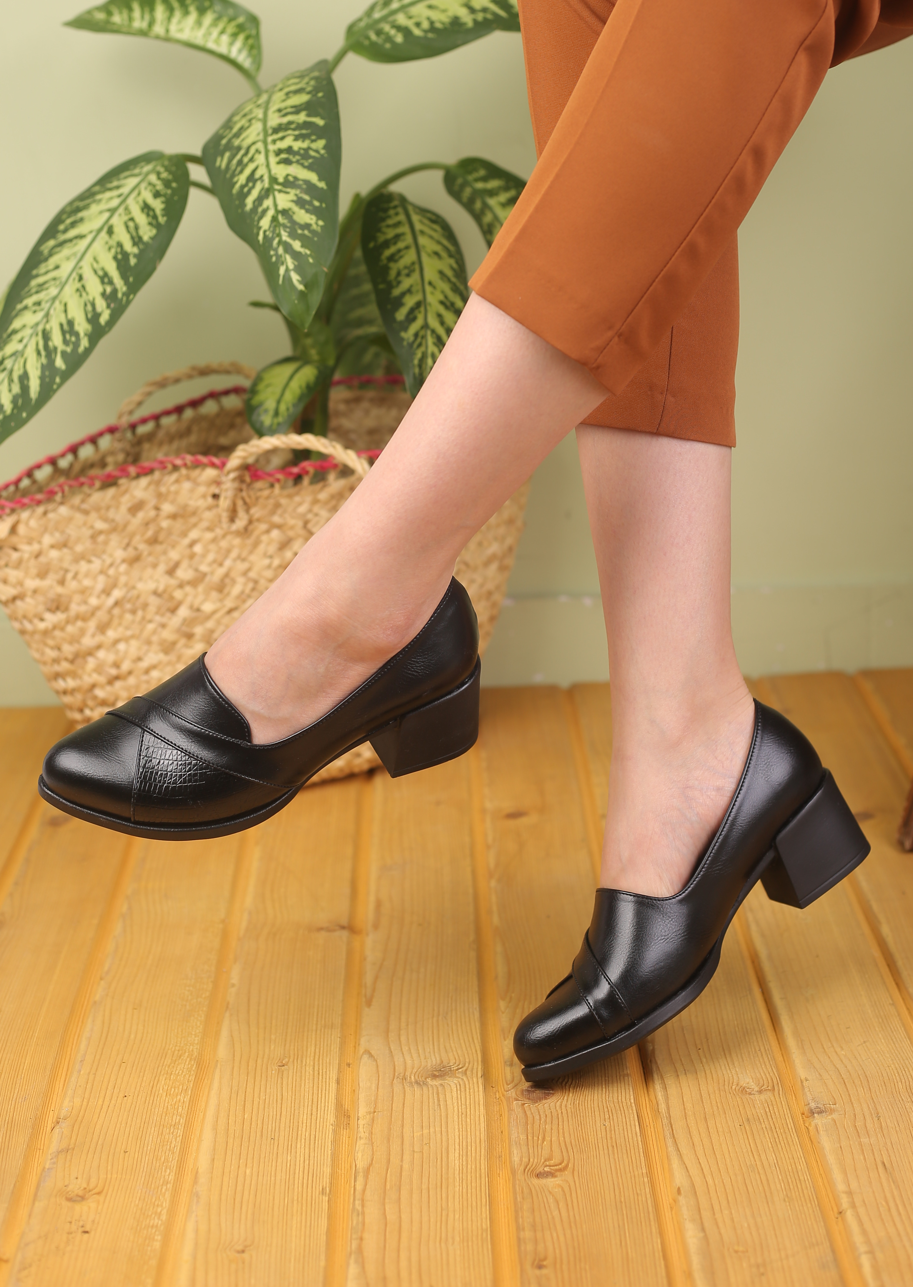 کفش زنانه پرسنلی پاشنه دار دیوجان