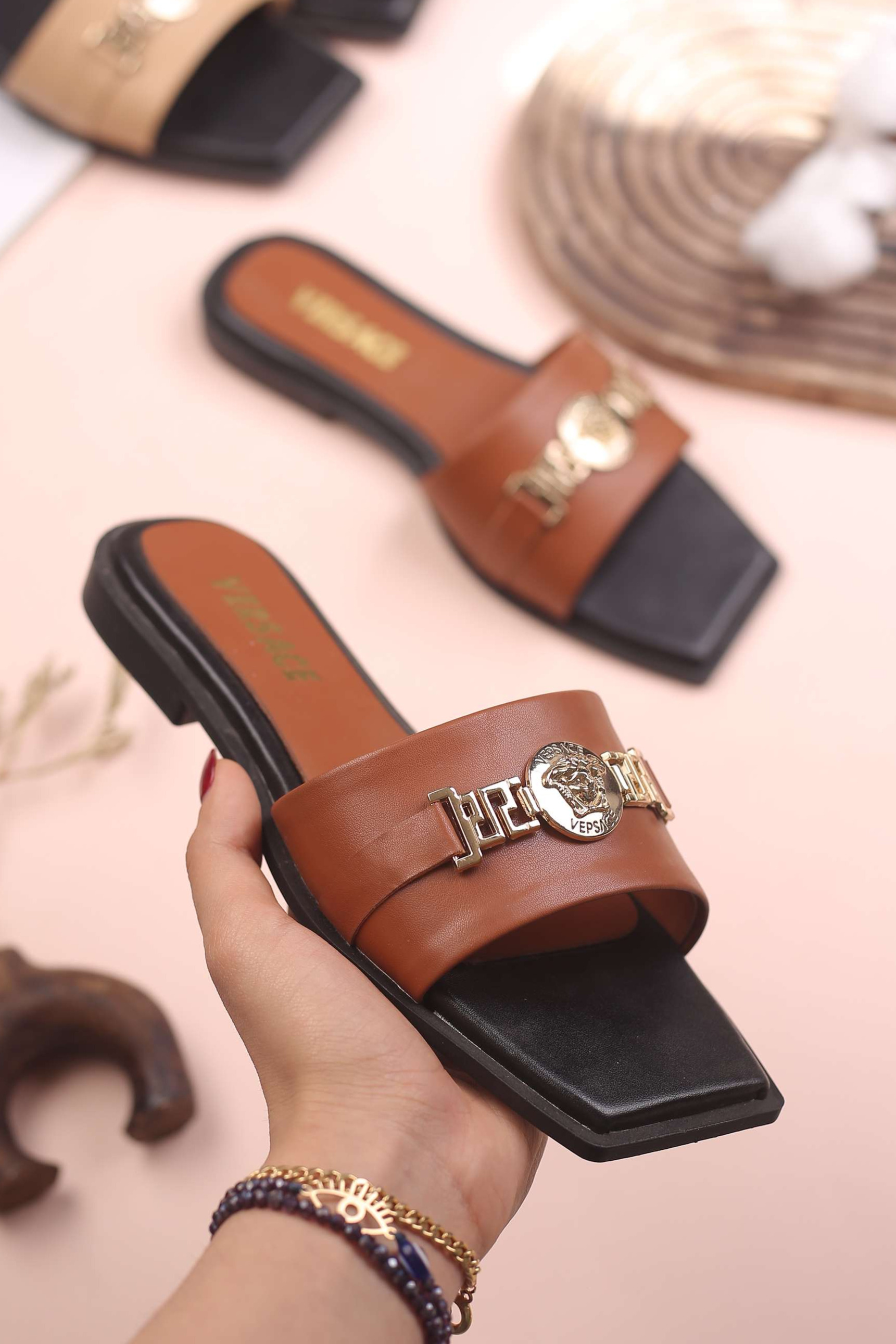 کفش صندل زنانه راحتی ورساچ زنجیری