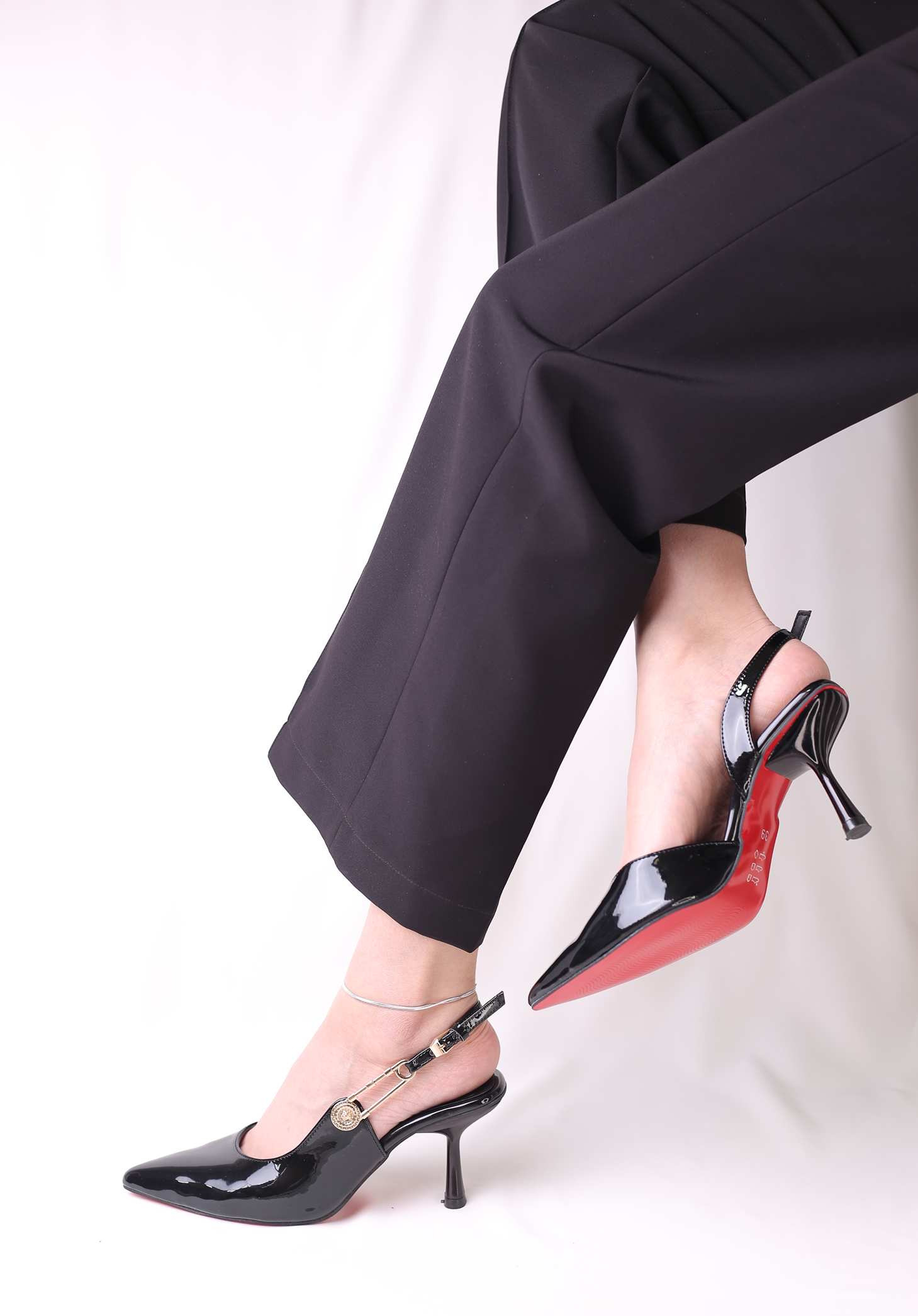 کفش پاشنه دار زنانه سنجاقی